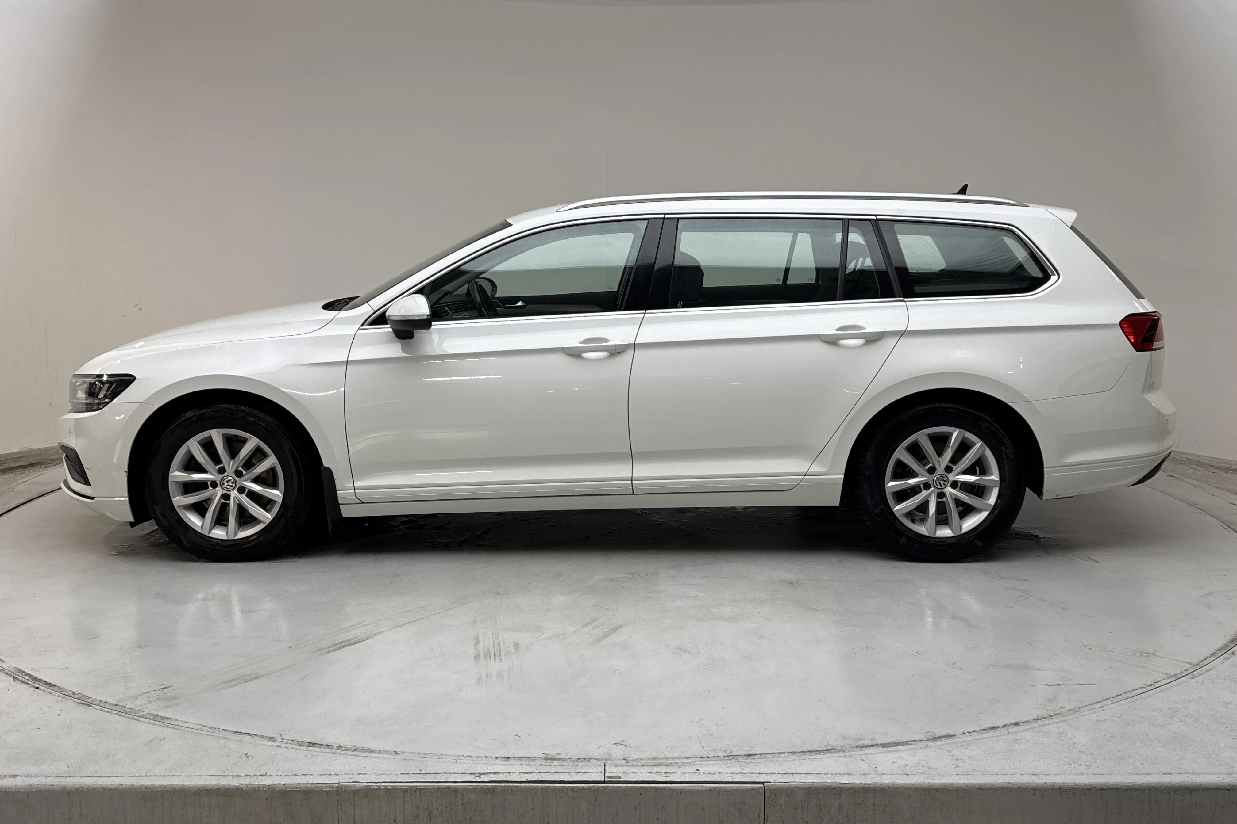 Presentationsfoto 2 av 16: VW Passat 1.5 TSI Sportscombi (150hk) - 14 046 mil - Automat - vit - 2020