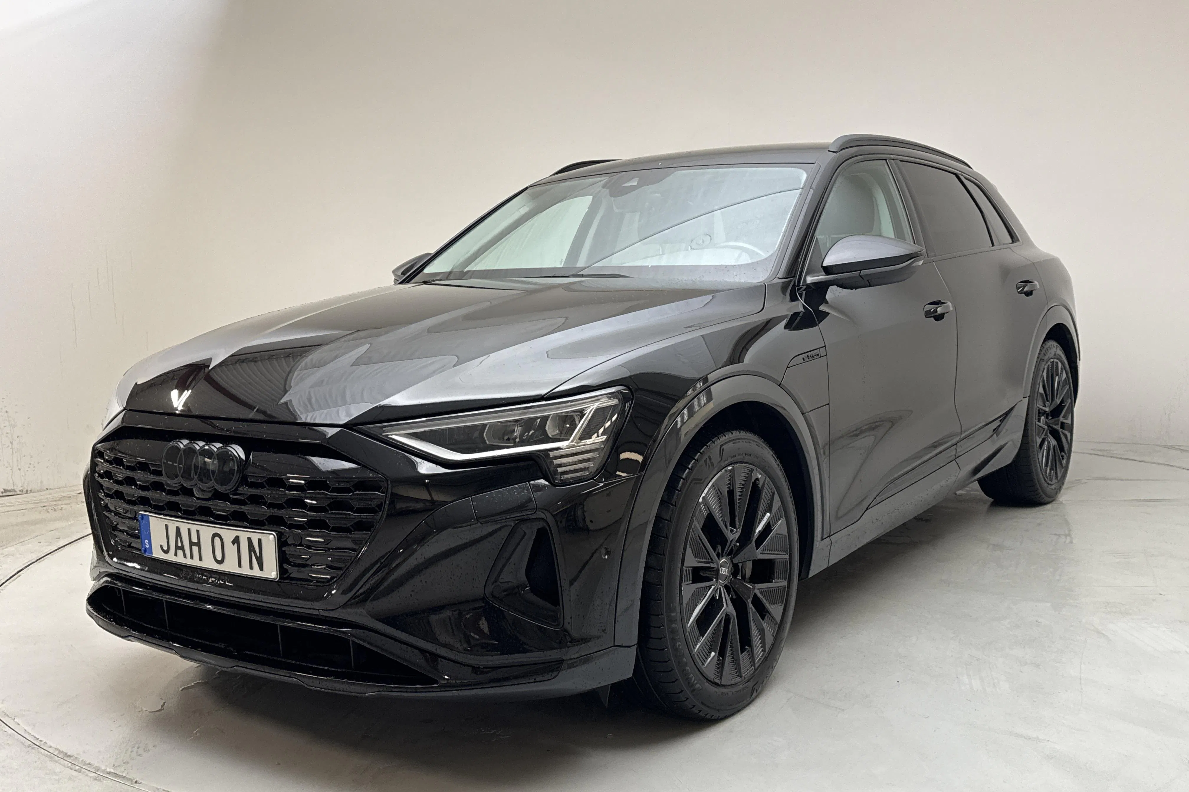 Presentationsfoto 1 av 15: Audi Q8 55 e-tron quattro (408hk) - 8 245 mil - Automat - svart - 2024