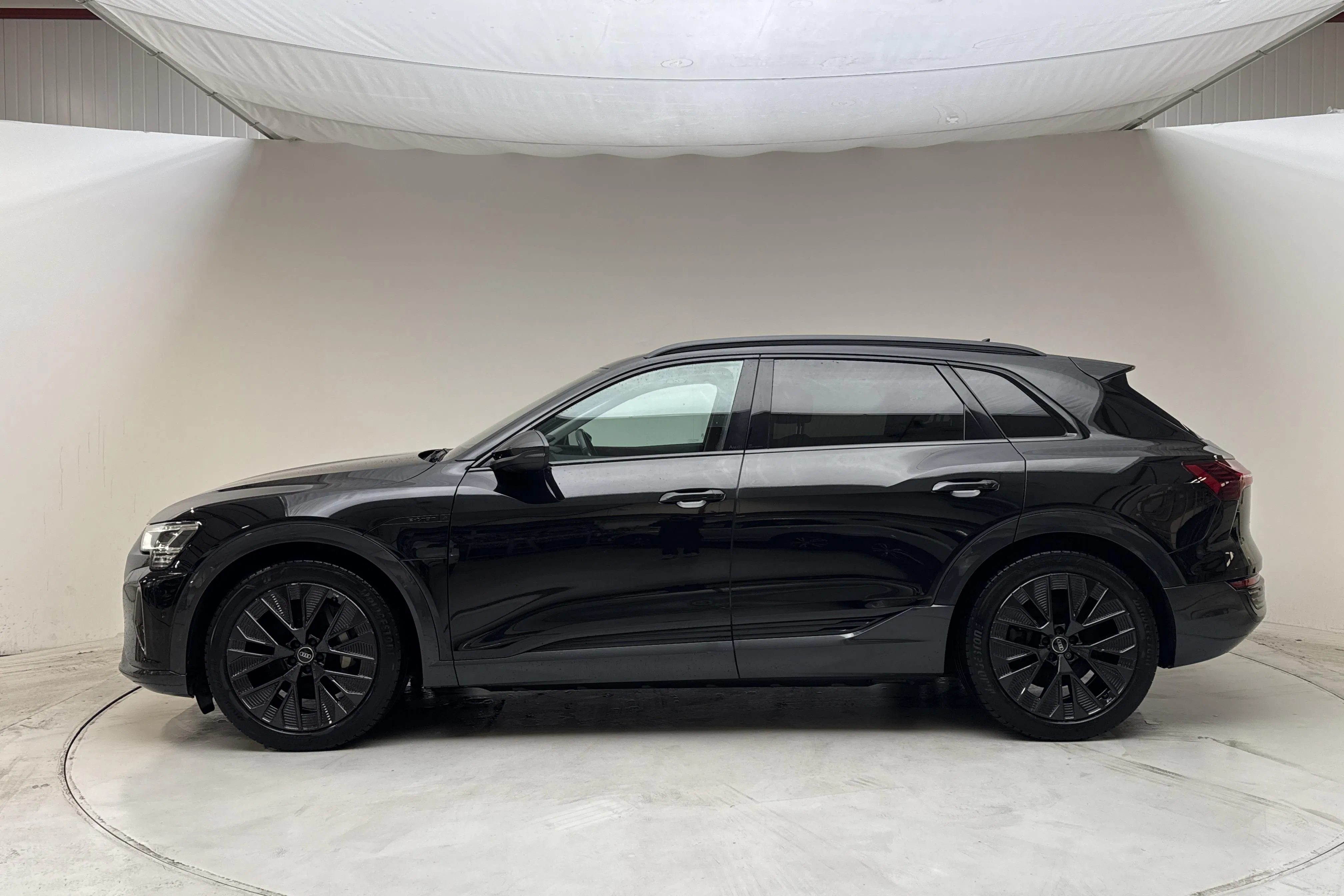 Presentationsfoto 2 av 15: Audi Q8 55 e-tron quattro (408hk) - 8 245 mil - Automat - svart - 2024