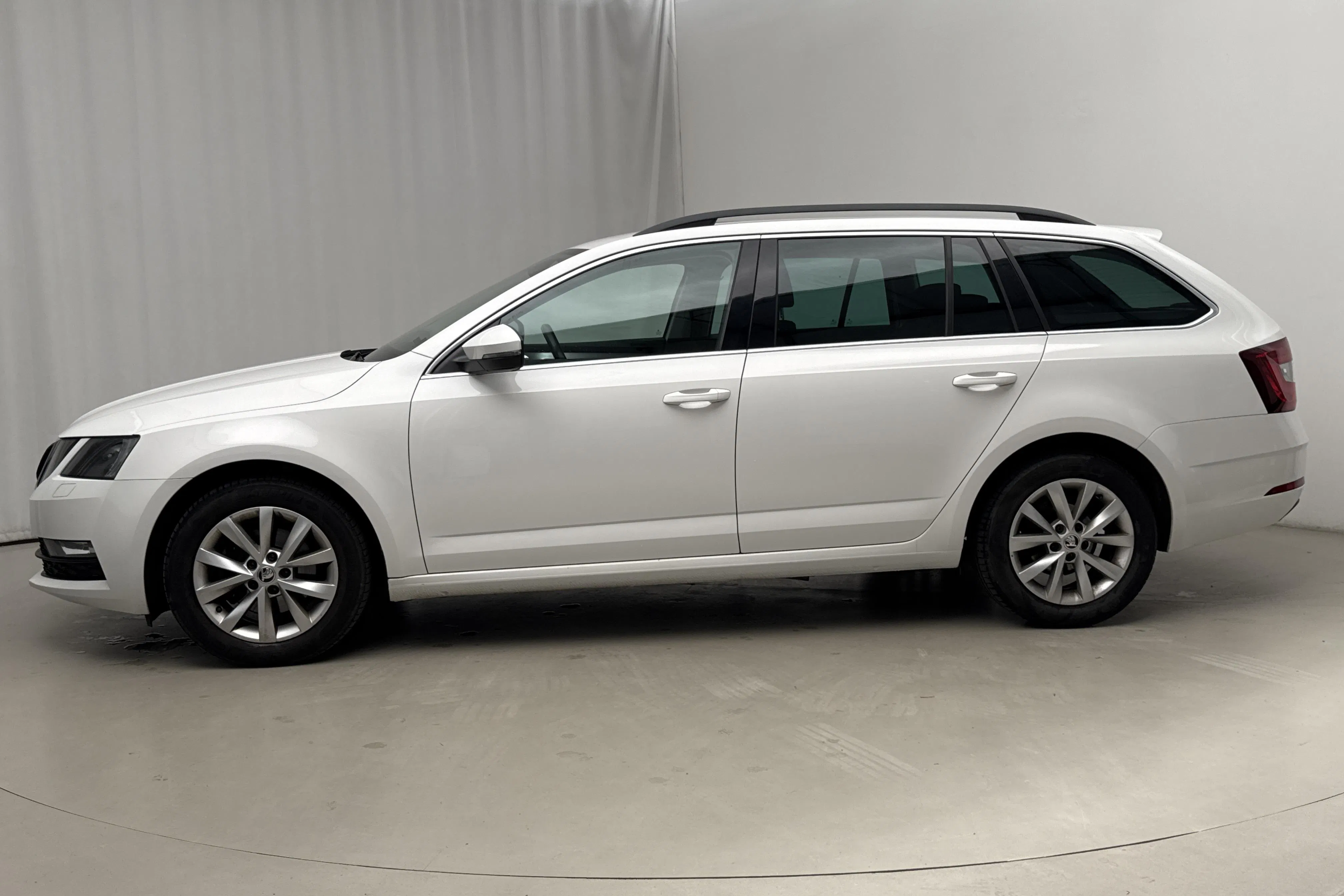 Presentation photo 2 of 17: Skoda Octavia III 1.0 TSI Combi (115hk) - 118 790 km - Automatic - white - 2019