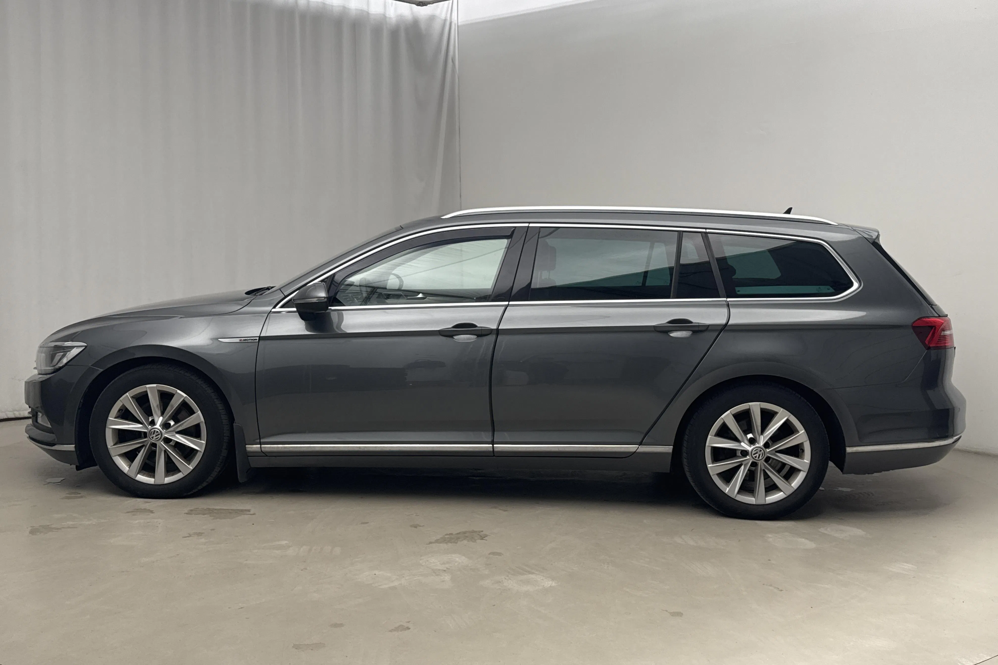 Presentationsfoto 2 av 16: VW Passat 2.0 TDI Sportscombi 4MOTION (190hk) - 17 774 mil - Automat - grå - 2015