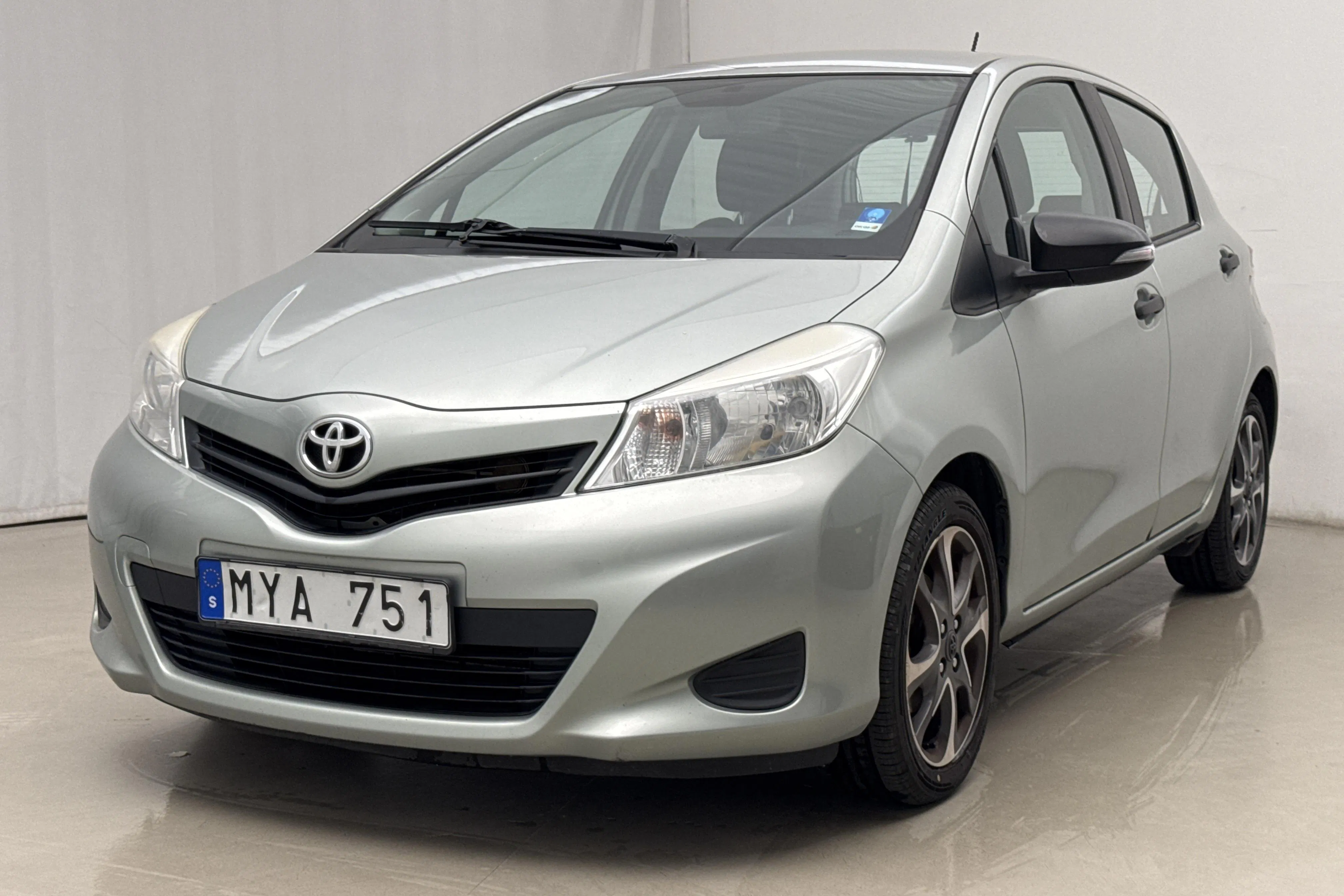 Presentation photo 1 of 14: Toyota Yaris 1.0 5dr (69hk) - 172 500 km - Manual - light grey - 2012