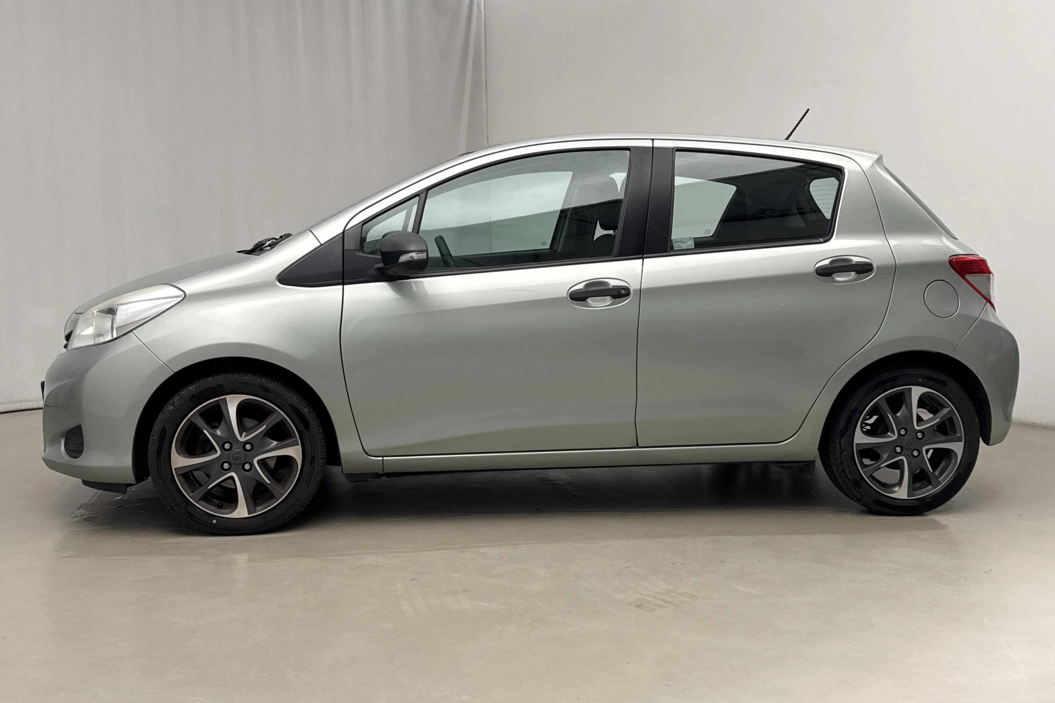 Presentation photo 2 of 14: Toyota Yaris 1.0 5dr (69hk) - 172 500 km - Manual - light grey - 2012