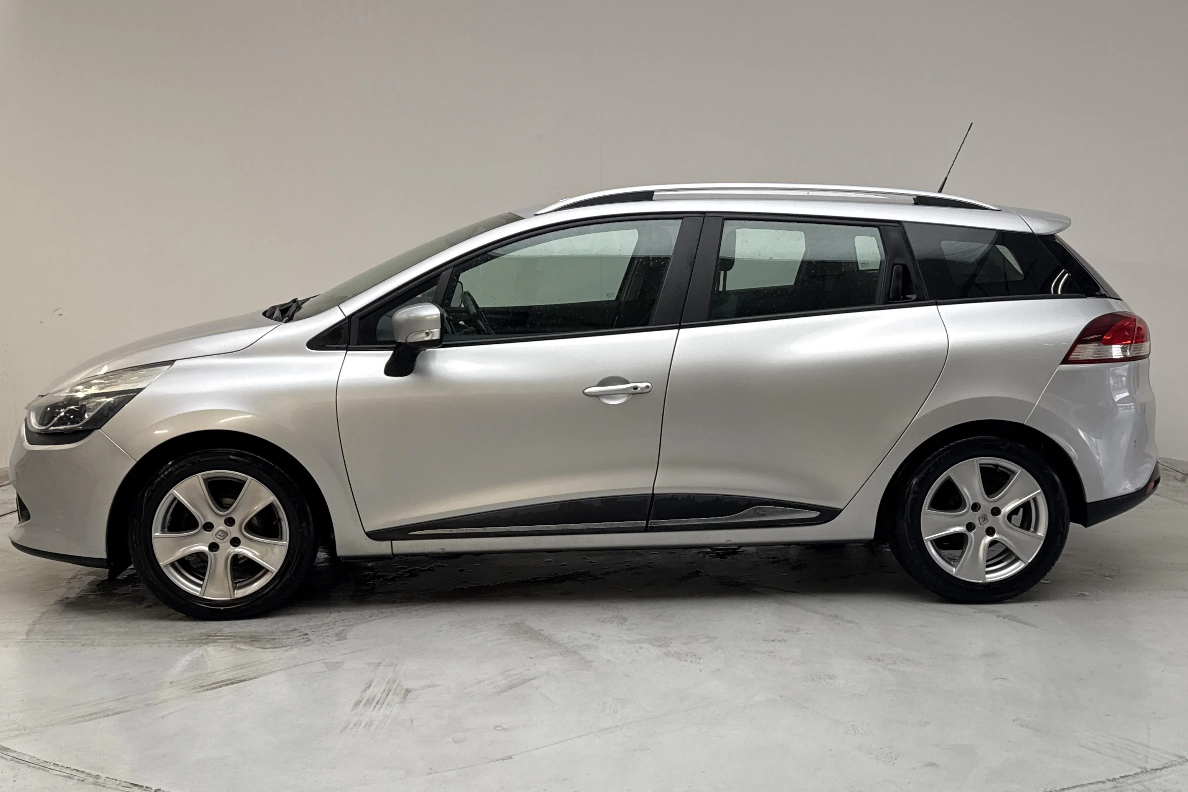 Presentationsfoto 2 av 14: Renault Clio IV 0.9 TCe 90 Sports Tourer (90hk) - 15 289 mil - Manuell - silver - 2016