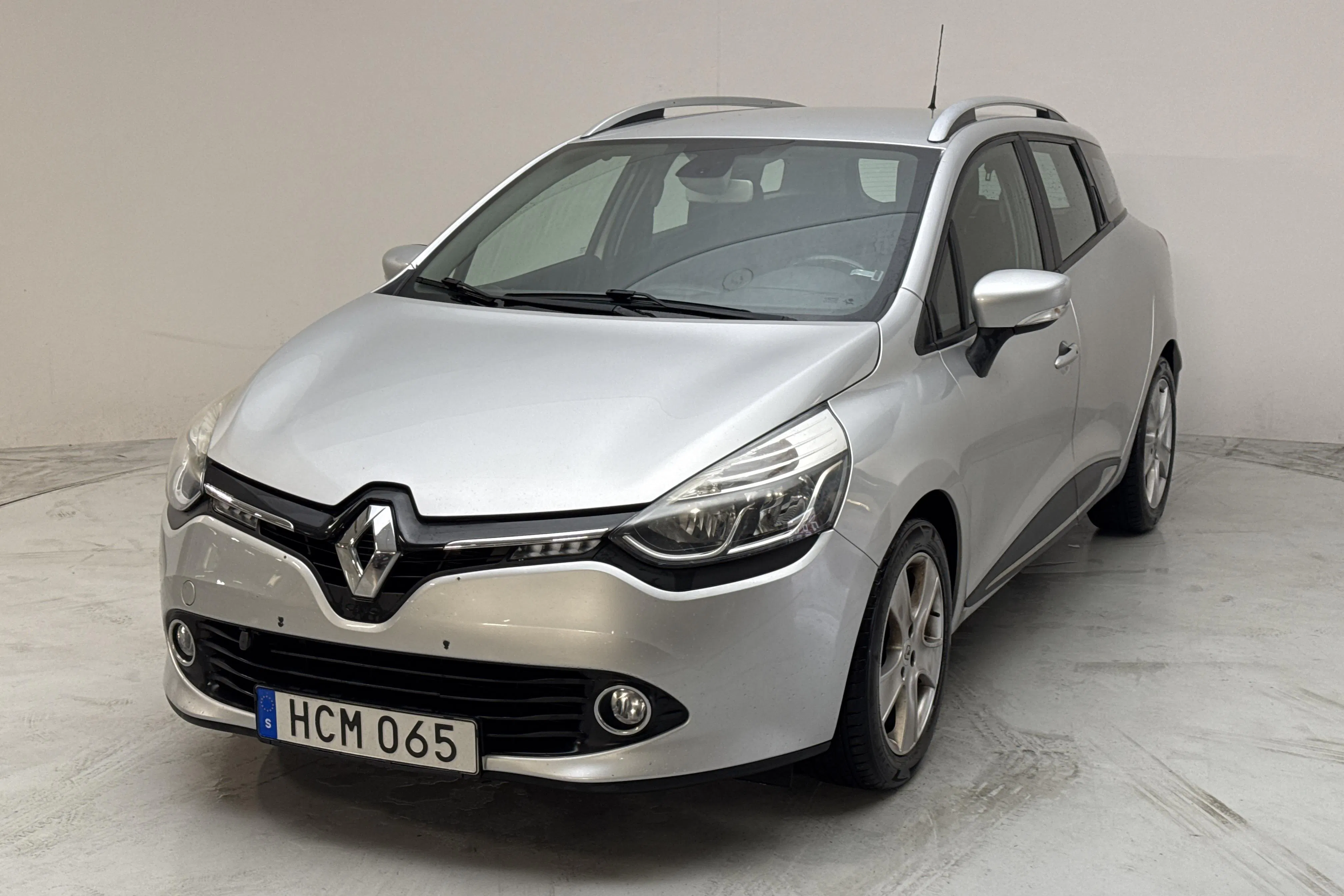 Presentationsfoto 1 av 14: Renault Clio IV 0.9 TCe 90 Sports Tourer (90hk) - 15 289 mil - Manuell - silver - 2016