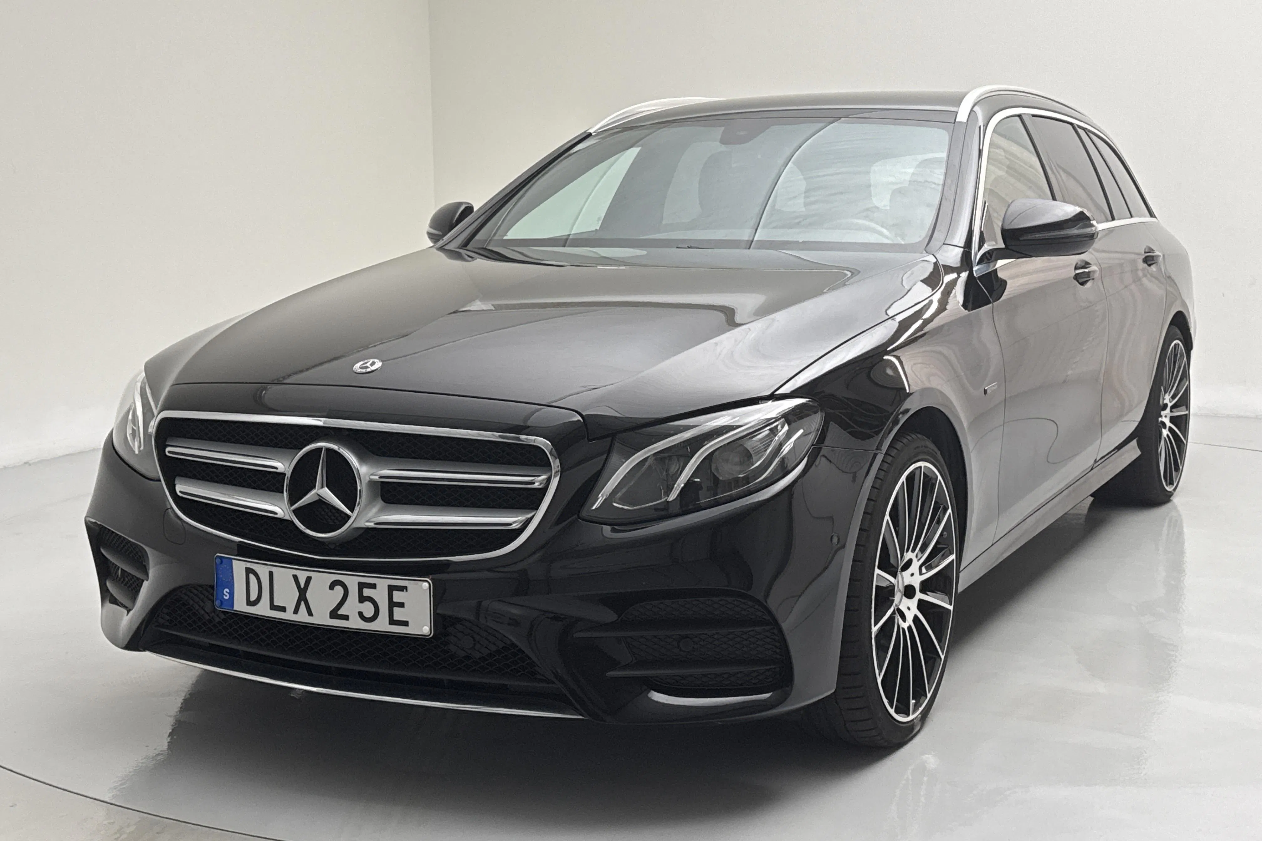 Presentation photo 1 of 21: Mercedes E 300 de Kombi S213 (316hk) - 96 670 km - Automatic - black - 2020
