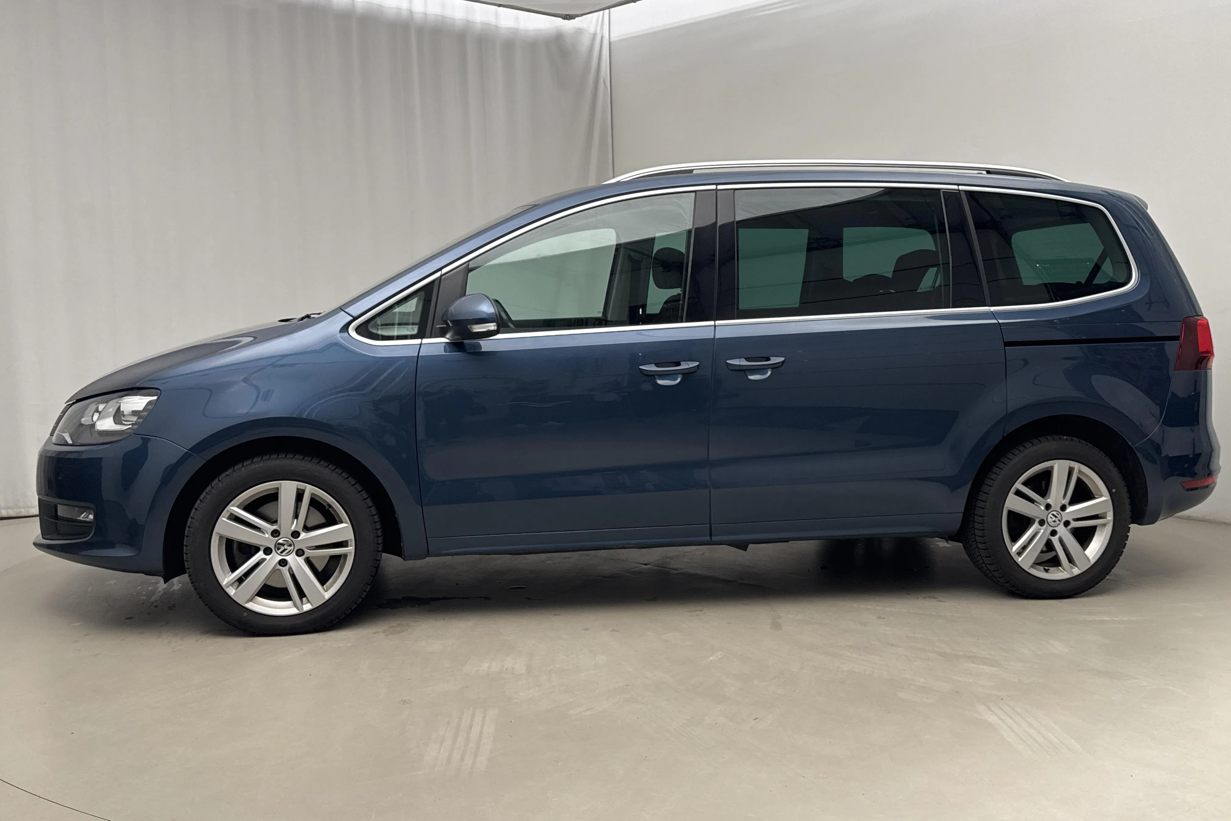 Presentationsfoto 2 av 22: VW Sharan 2.0 TDI (150hk) - 16 282 mil - Automat - blå - 2016