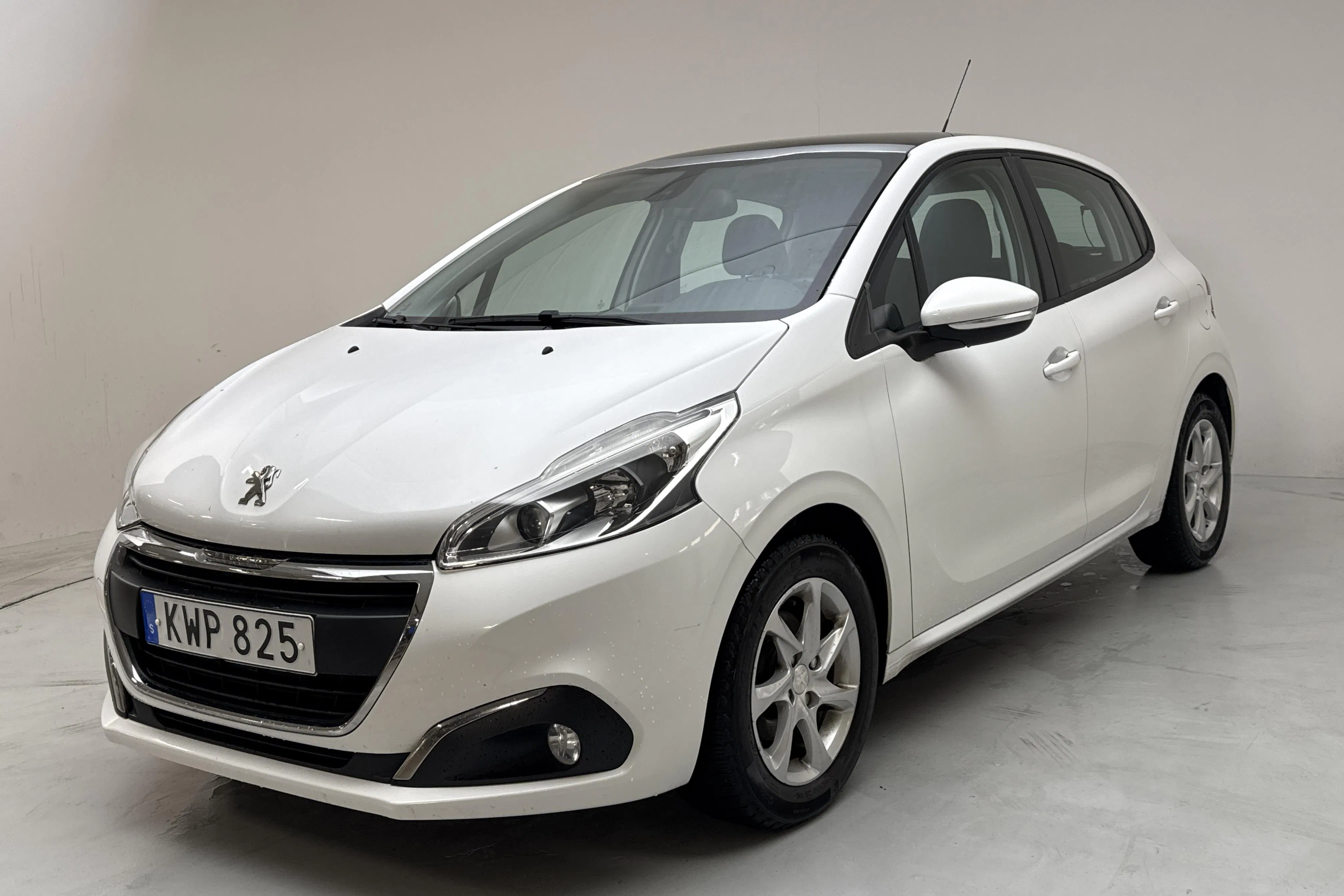 Presentationsfoto 1 av 12: Peugeot 208 1.2 VTi 5dr (82hk) - 10 566 mil - Manuell - vit - 2015