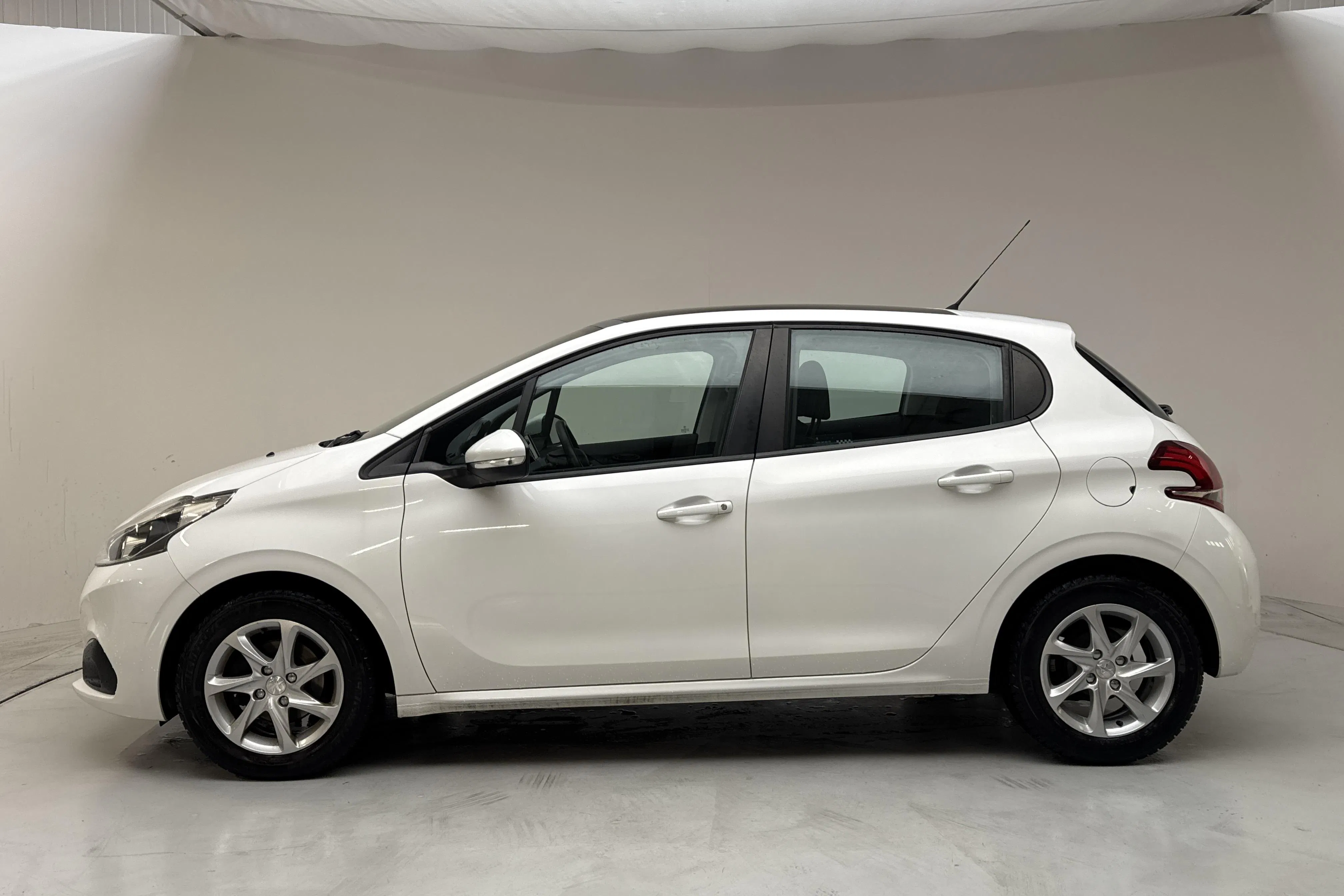 Presentationsfoto 2 av 12: Peugeot 208 1.2 VTi 5dr (82hk) - 10 566 mil - Manuell - vit - 2015