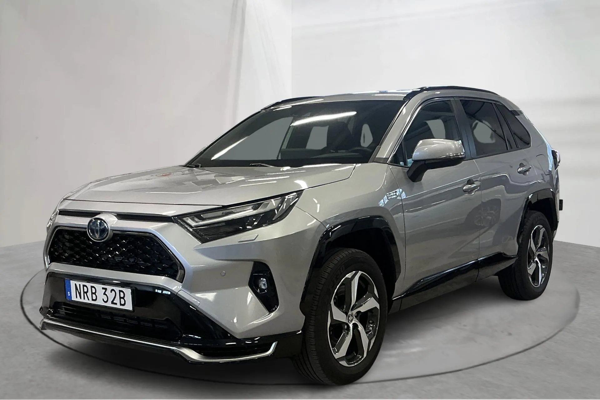 Presentationsfoto 1 av 18: Toyota RAV4 2.5 Plug-in Hybrid AWDi (306hk) - 5 062 mil - Automat - silver - 2023