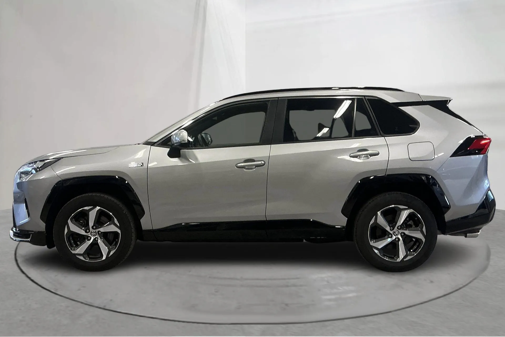 Presentationsfoto 2 av 18: Toyota RAV4 2.5 Plug-in Hybrid AWDi (306hk) - 5 062 mil - Automat - silver - 2023