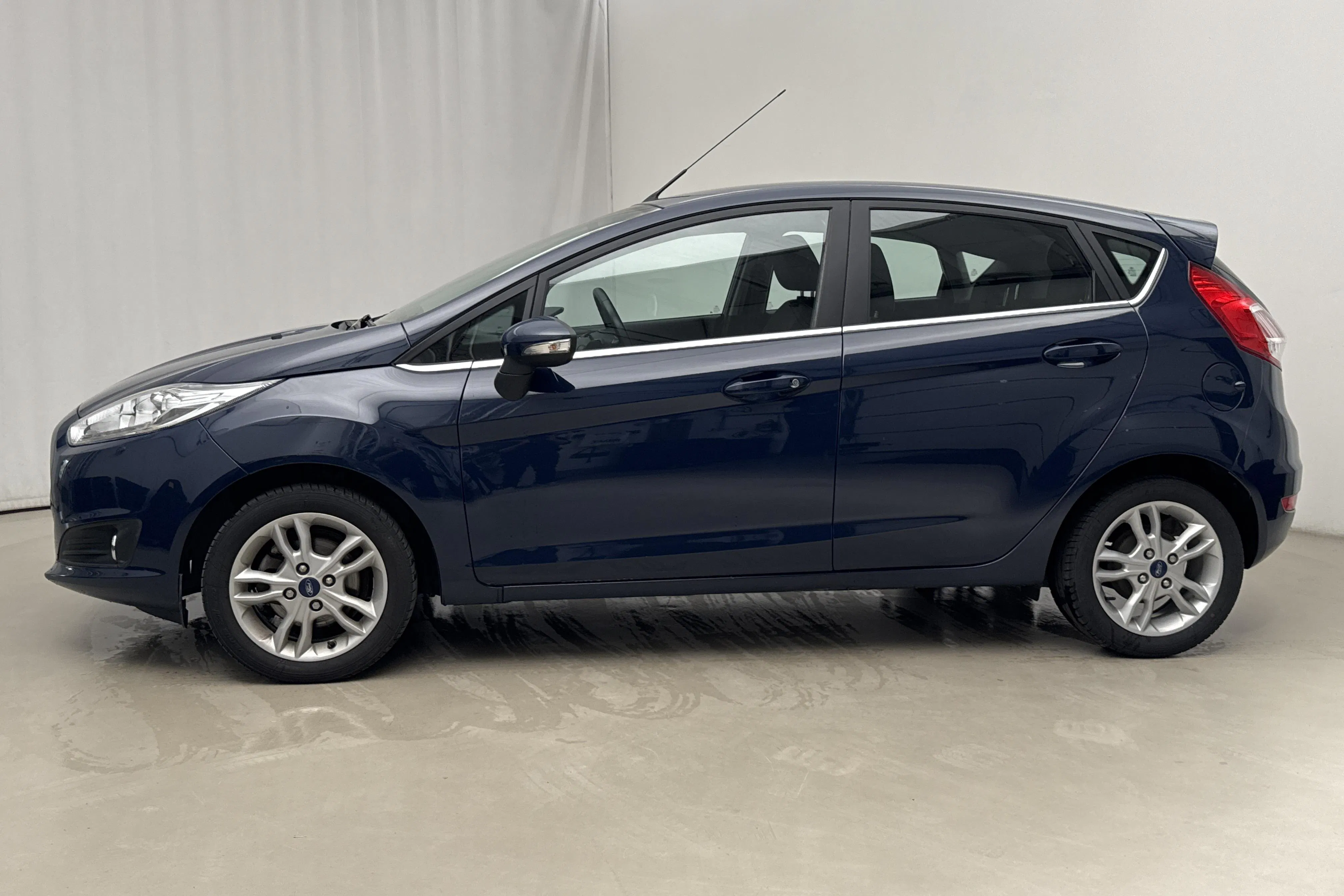 Presentationsfoto 2 av 16: Ford Fiesta 1.0T EcoBoost 5dr (100hk) - 4 413 mil - Manuell - blå - 2017
