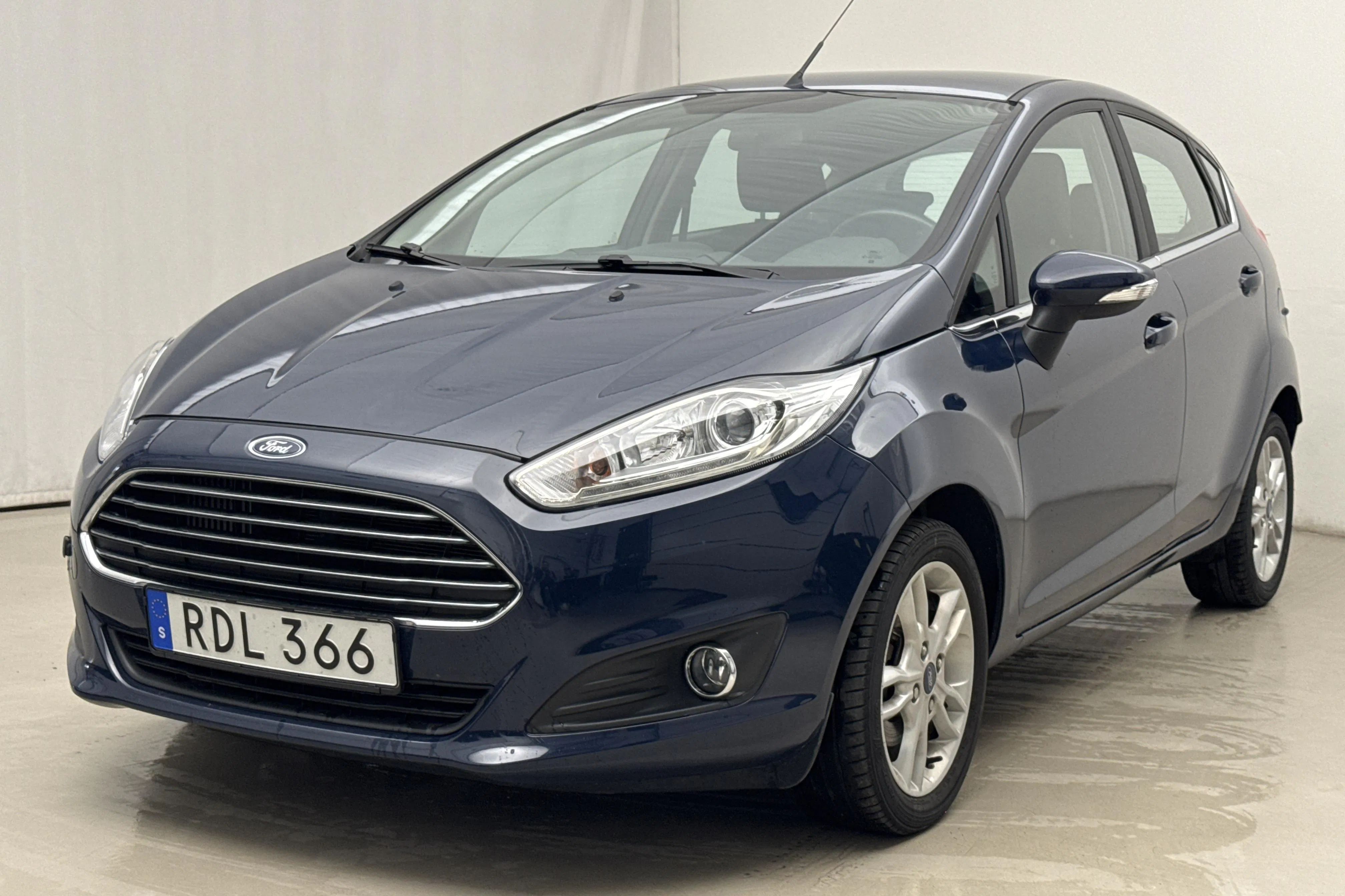 Presentationsfoto 1 av 16: Ford Fiesta 1.0T EcoBoost 5dr (100hk) - 4 413 mil - Manuell - blå - 2017