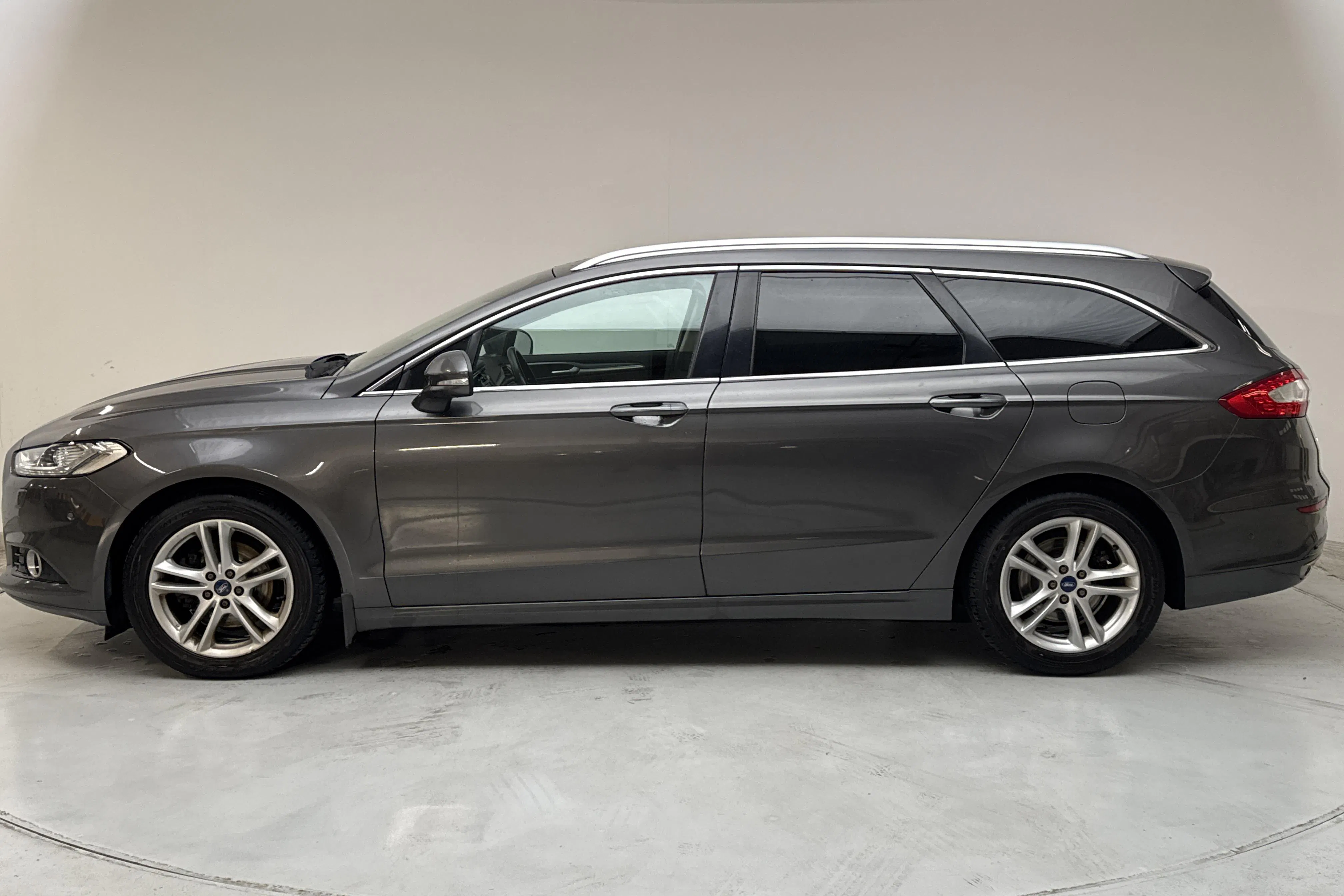 Presentationsfoto 2 av 14: Ford Mondeo 2.0 TDCi AWD Kombi (180hk) - 16 196 mil - Automat - grå - 2015
