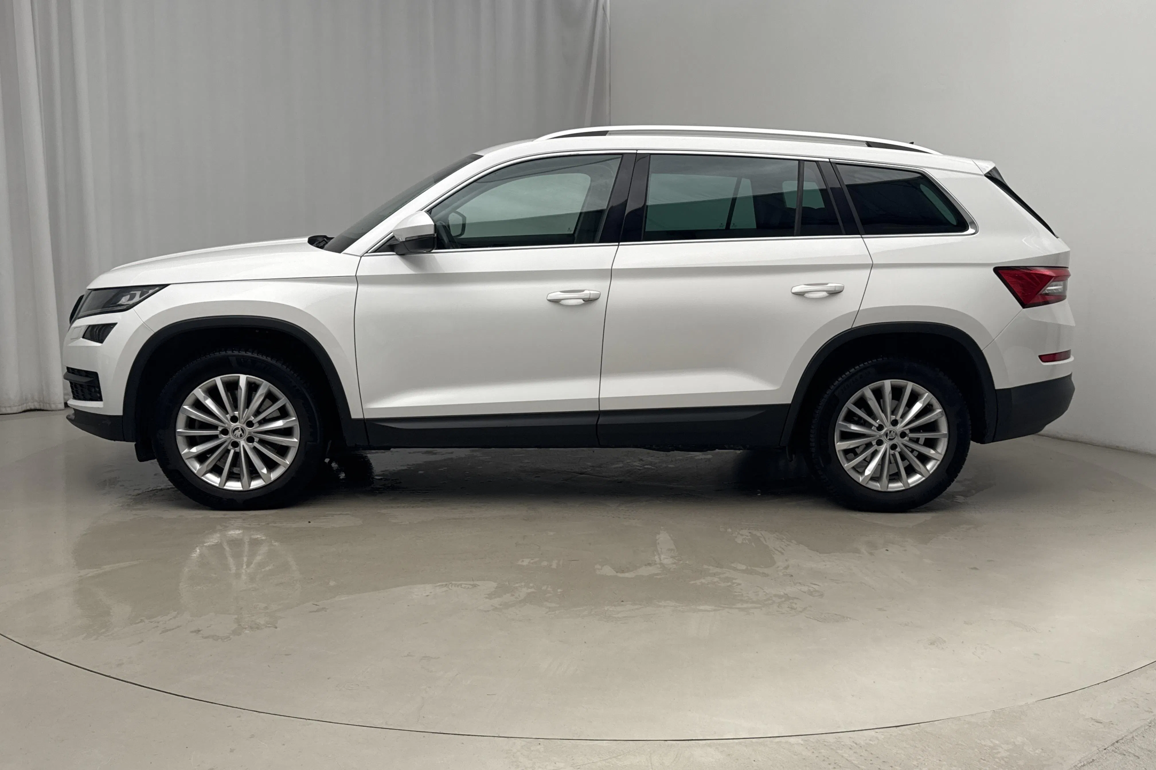 Presentationsfoto 2 av 15: Skoda Kodiaq 2.0 TSI 4X4 (180hk) - 15 229 mil - Automat - vit - 2017