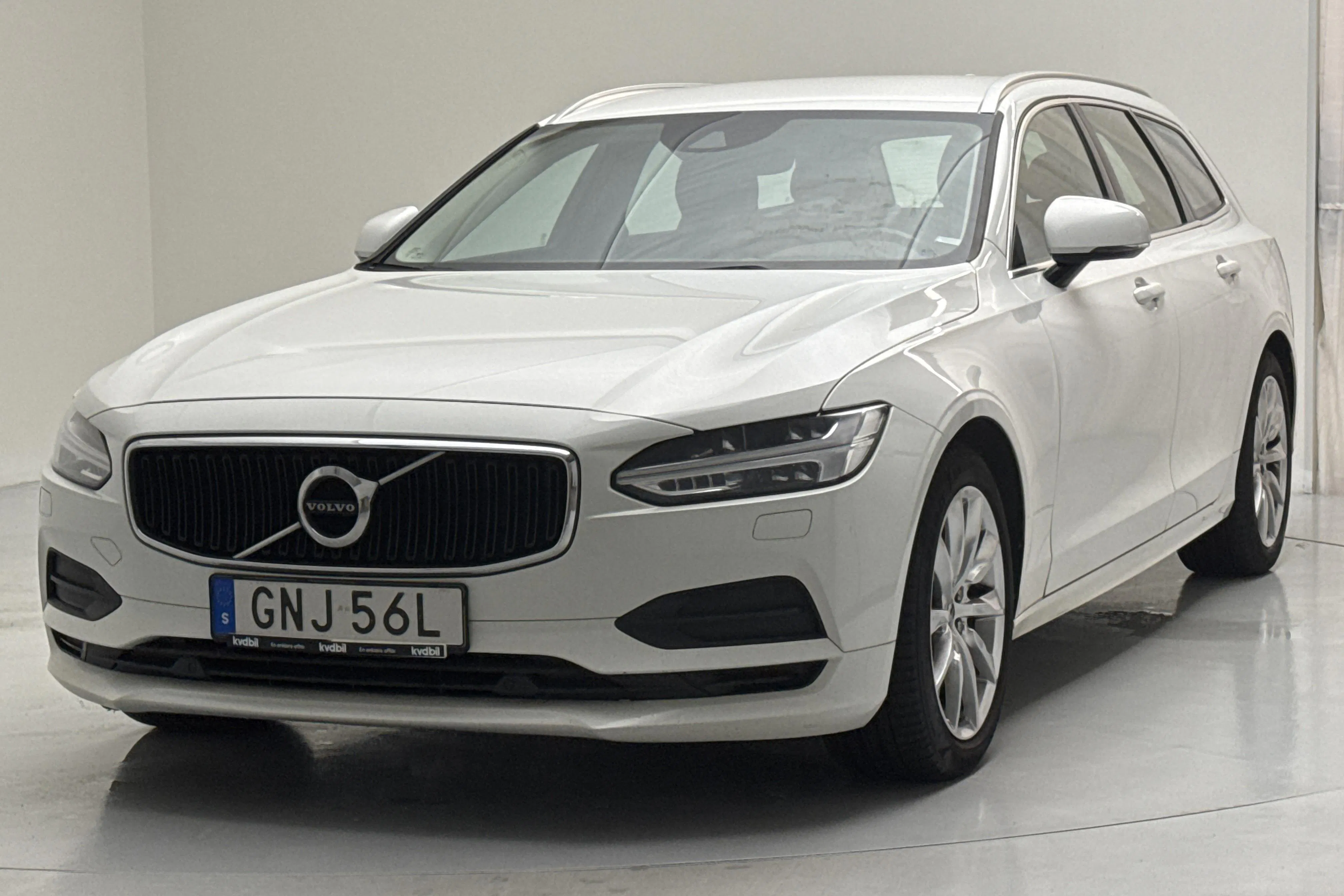 Presentationsfoto 1 av 14: Volvo V90 D4 (190hk) - 25 184 mil - Automat - vit - 2020