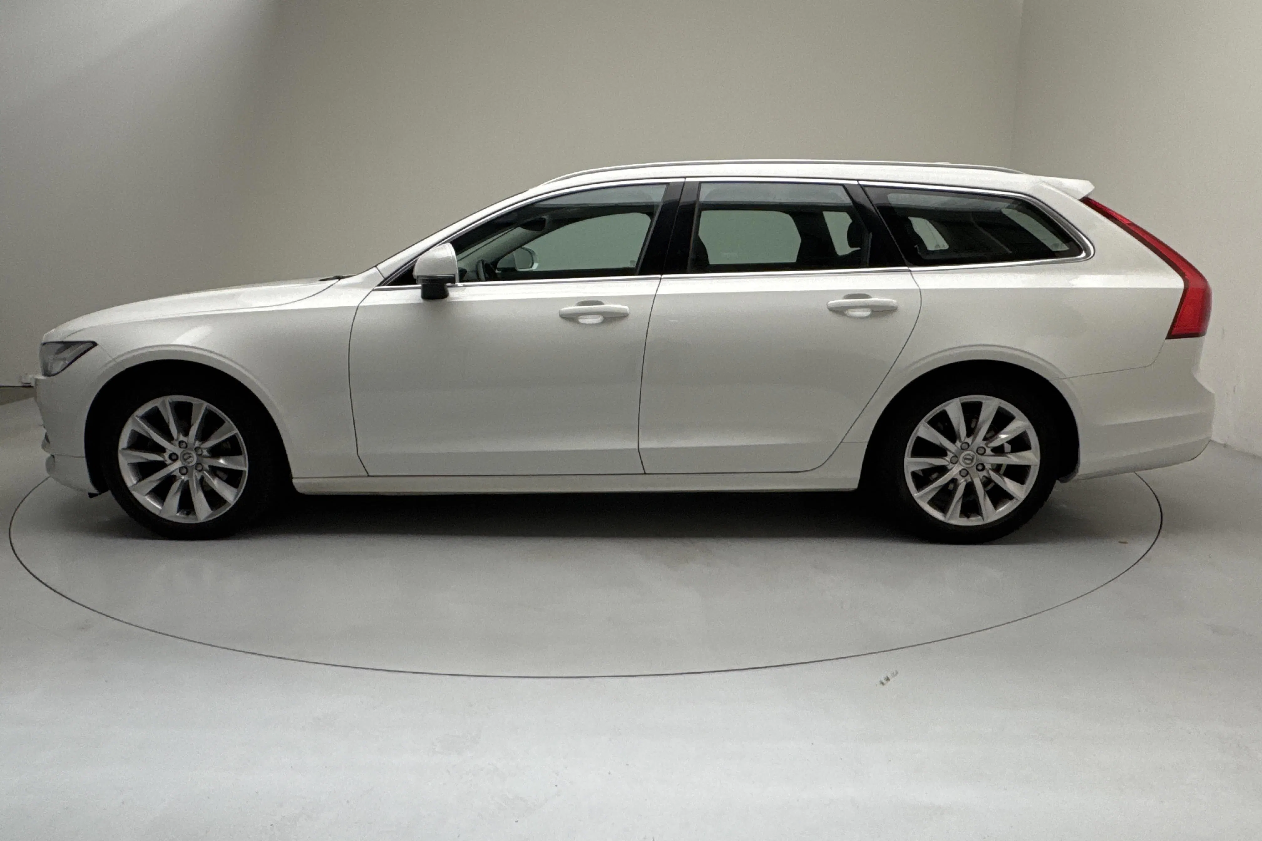 Presentationsfoto 2 av 14: Volvo V90 D4 (190hk) - 25 184 mil - Automat - vit - 2020