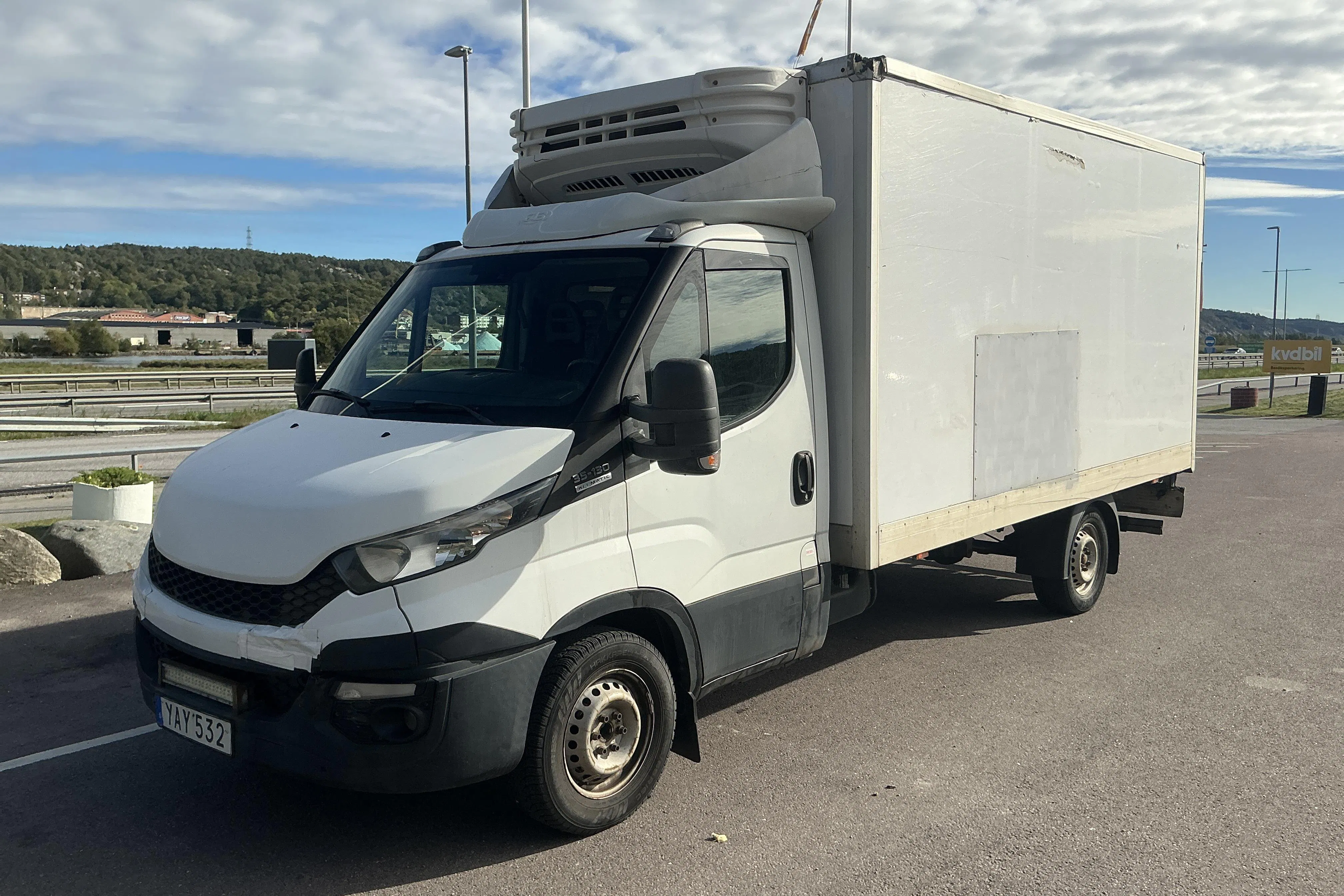 Presentationsfoto 1 av 10: Iveco Daily 35 2.3 Volymskåp (126hk) - 42 404 mil - Automat - orange - 2016