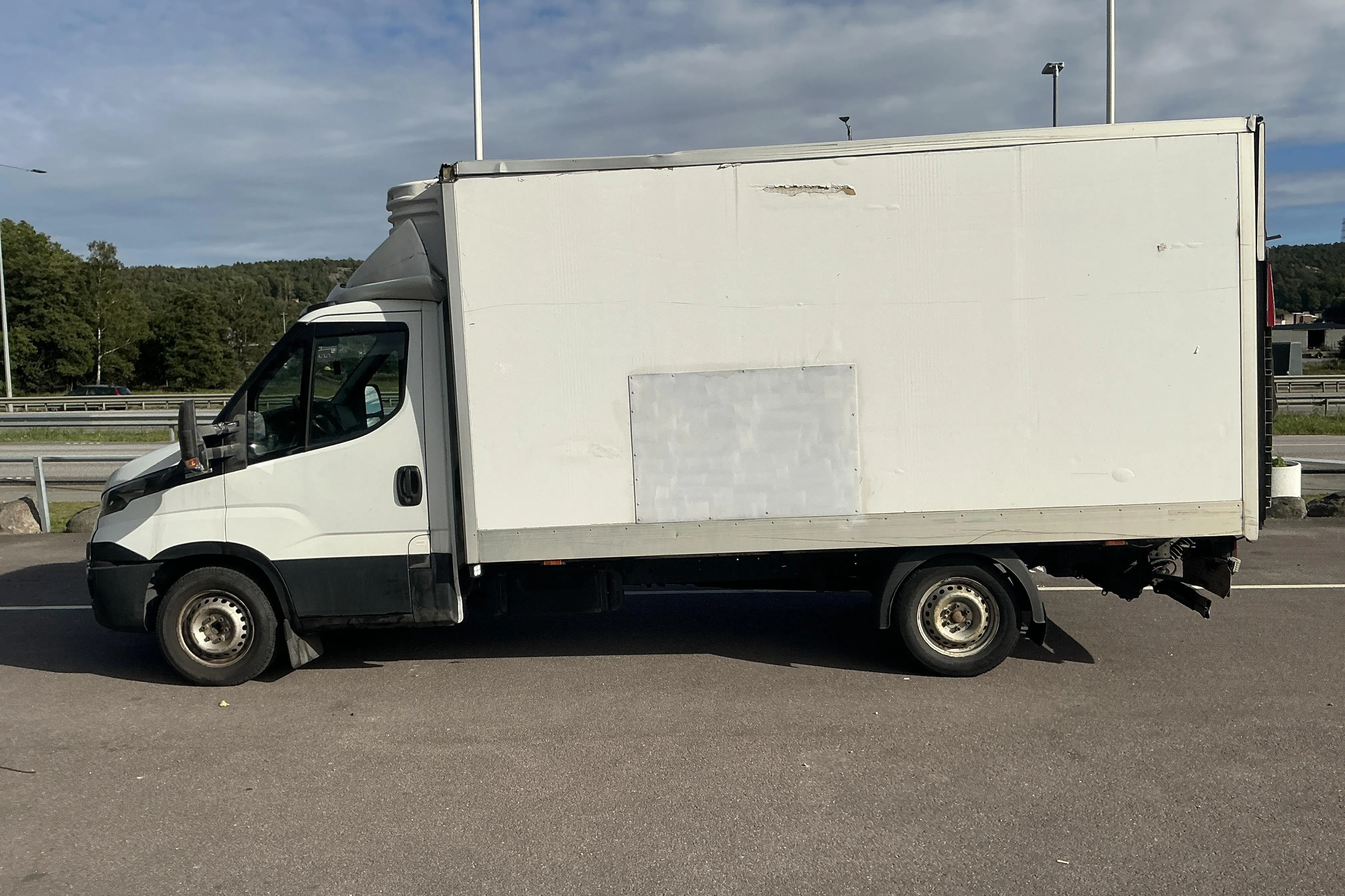Presentationsfoto 2 av 10: Iveco Daily 35 2.3 Volymskåp (126hk) - 42 404 mil - Automat - orange - 2016