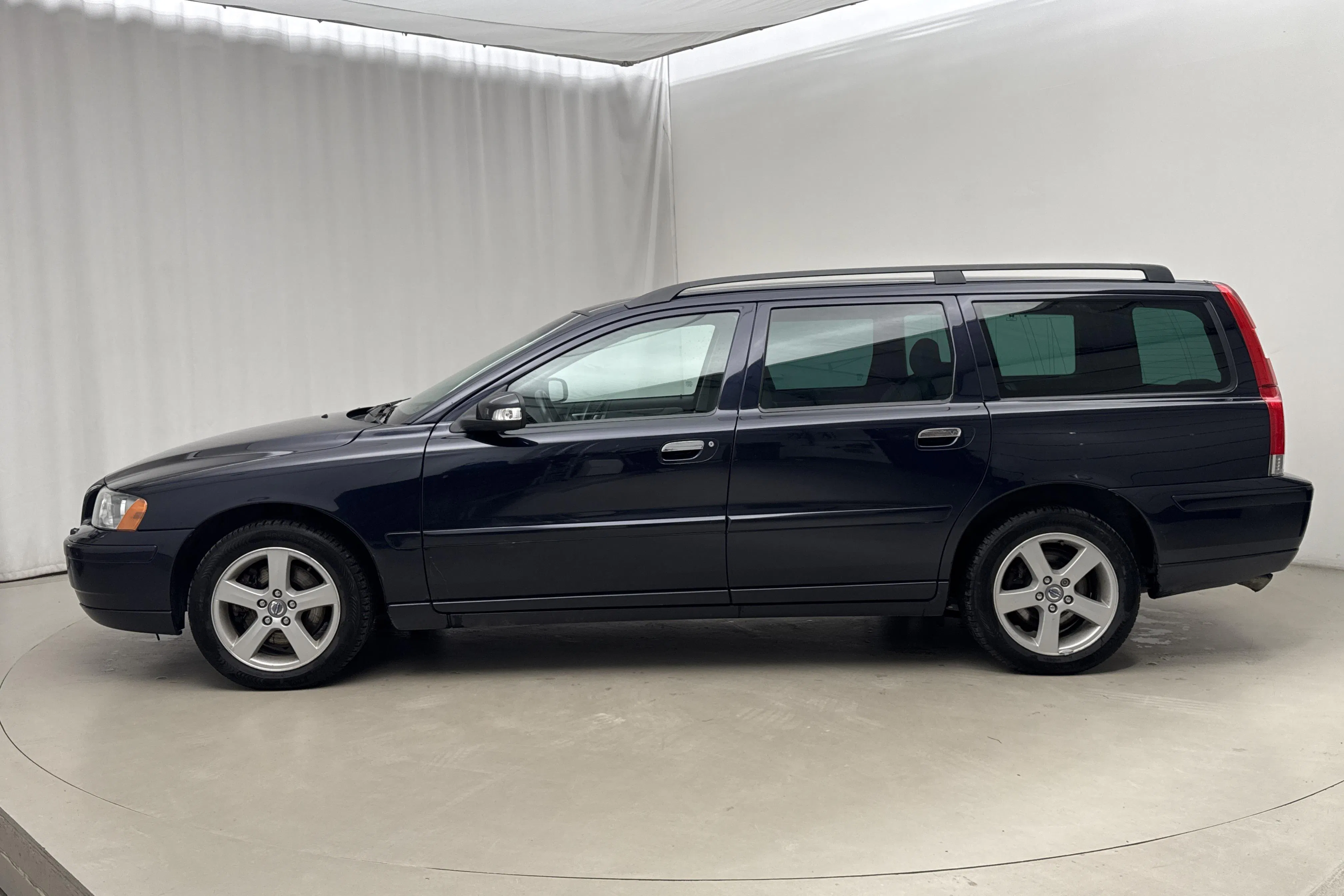 Presentationsfoto 2 av 13: Volvo V70 2.5T AWD (210hk) - 19 831 mil - Manuell - Mörkblå - 2007