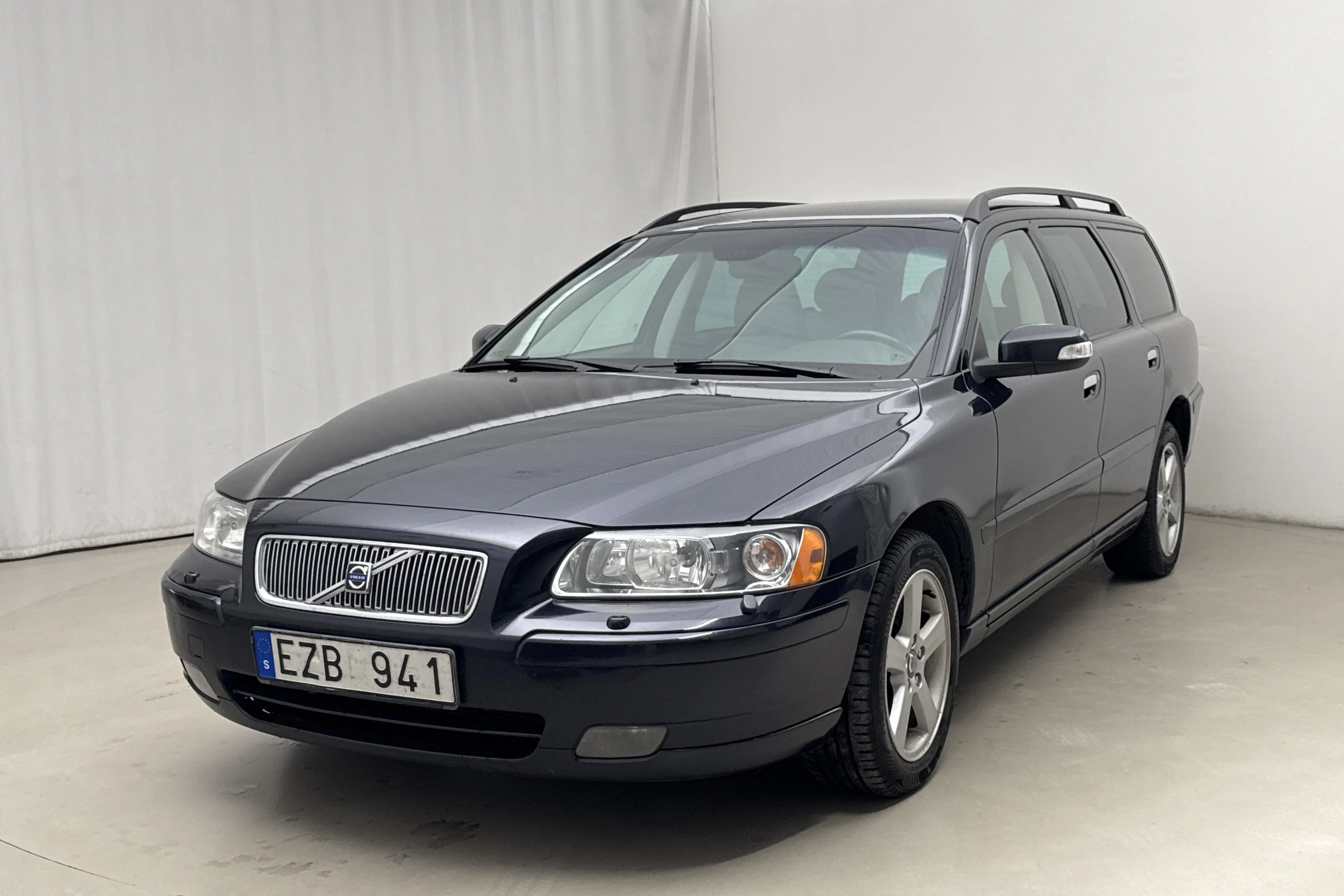Presentationsfoto 1 av 13: Volvo V70 2.5T AWD (210hk) - 19 831 mil - Manuell - Mörkblå - 2007