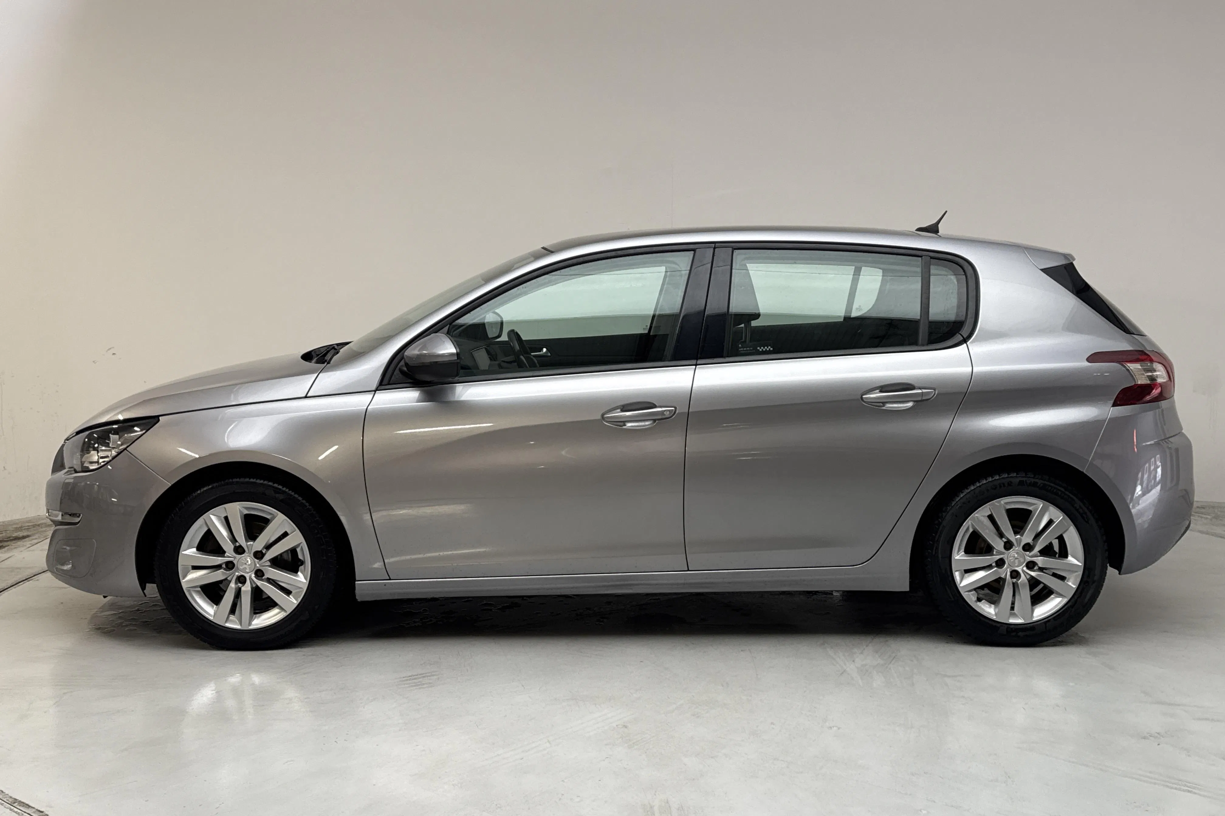 Presentationsfoto 2 av 14: Peugeot 308 1.6 Turbo (125hk) - 10 935 mil - Manuell - grå - 2014