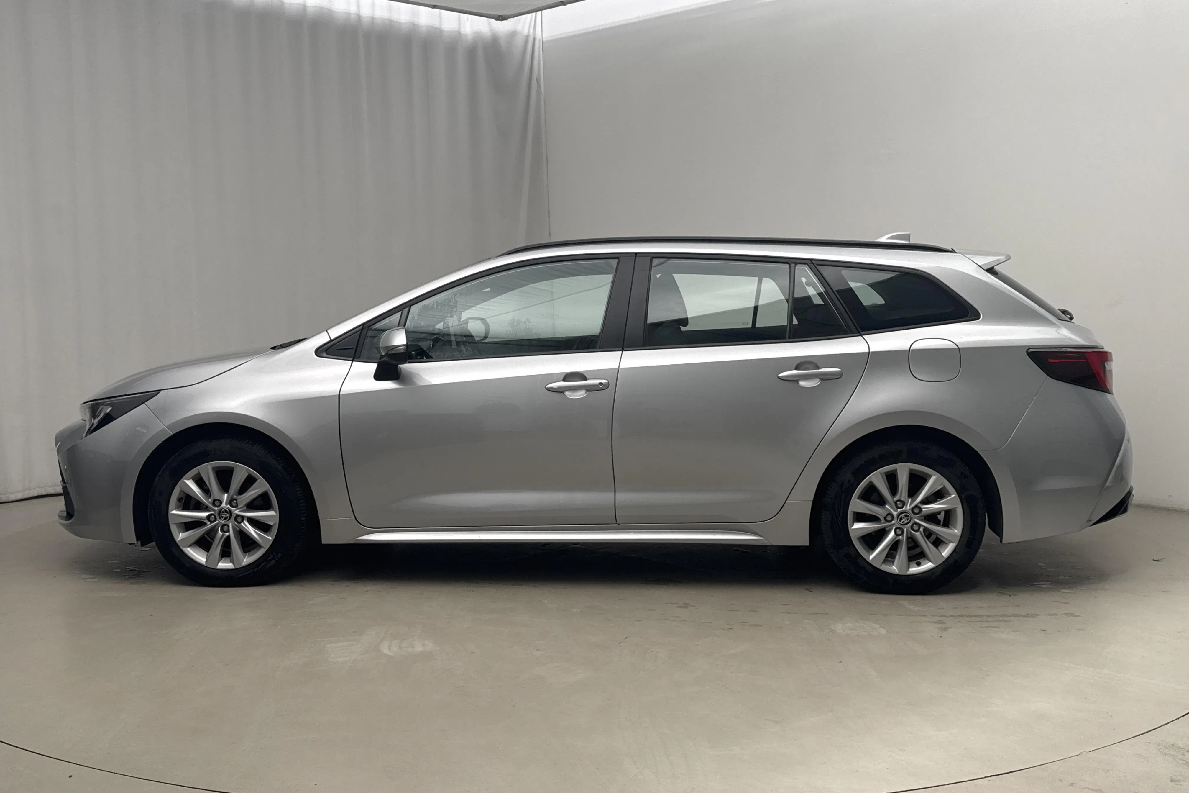 Presentationsfoto 2 av 16: Toyota Corolla 1.8 Hybrid Touring Sports (140hk) - 5 515 mil - Automat - silver - 2023