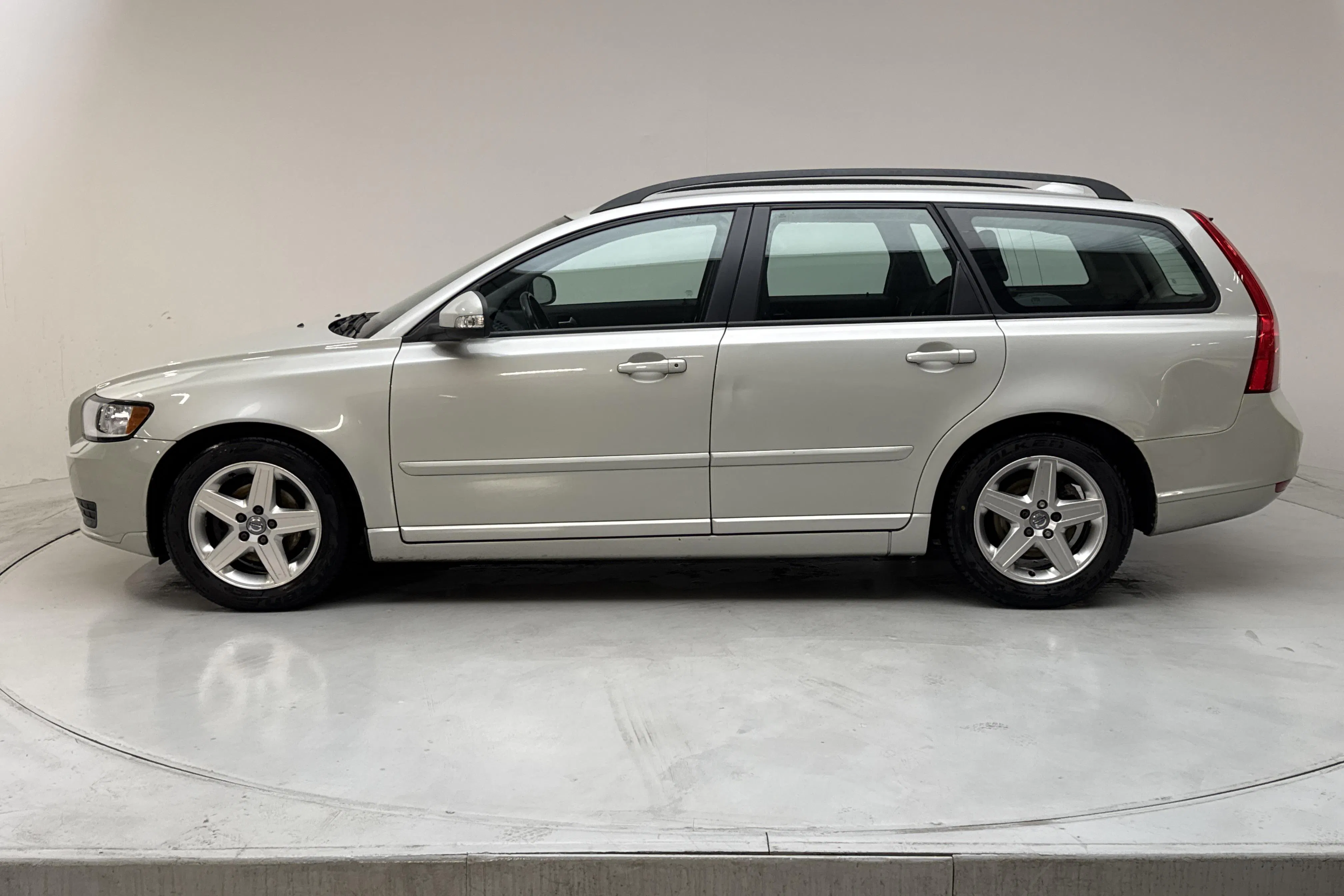 Presentationsfoto 2 av 13: Volvo V50 D2 (115hk) - 8 256 mil - Manuell - vit - 2011