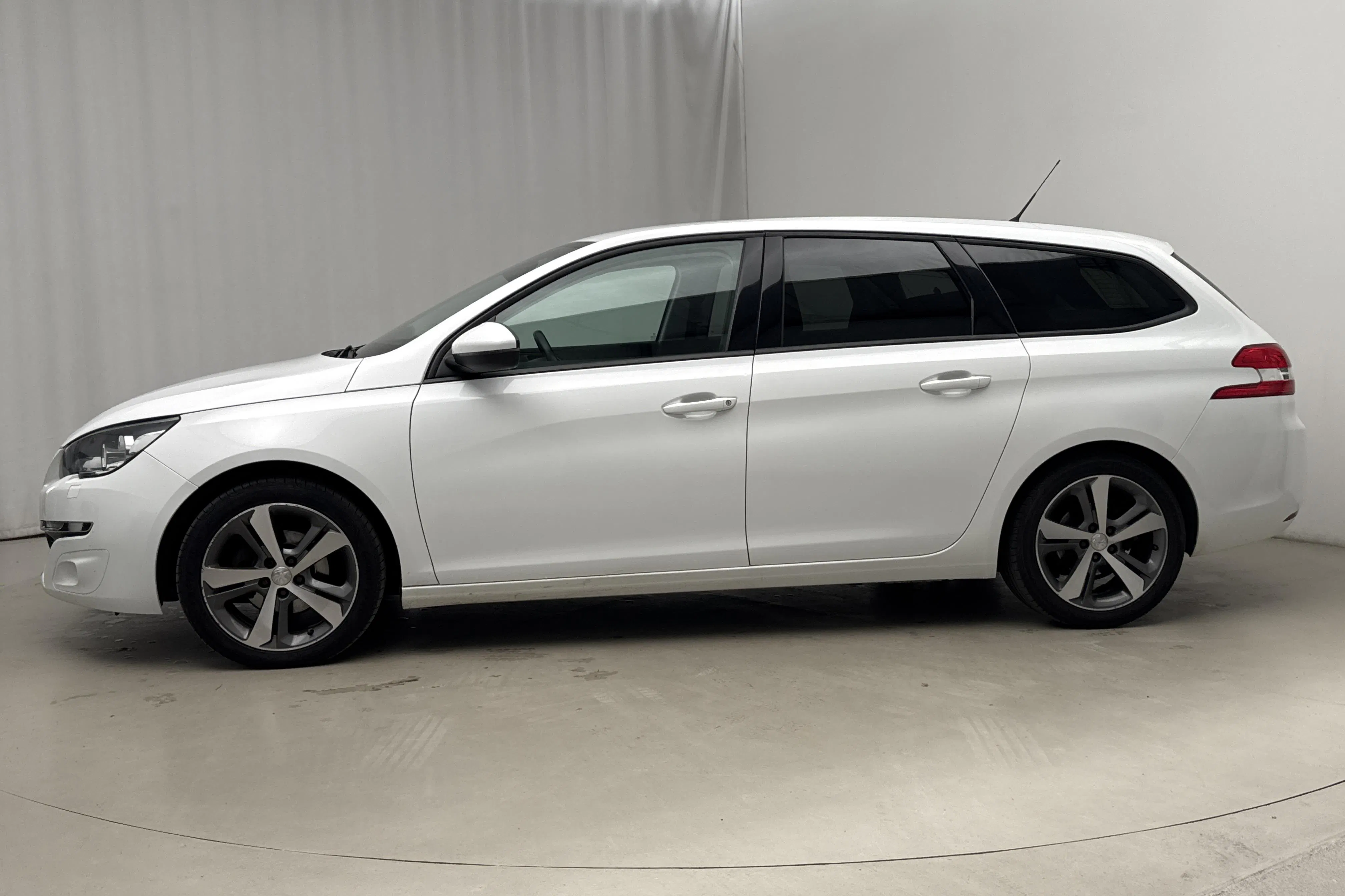 Presentation photo 2 of 15: Peugeot 308 SW PureTech (110hk) - 174 550 km - Manual - white - 2016