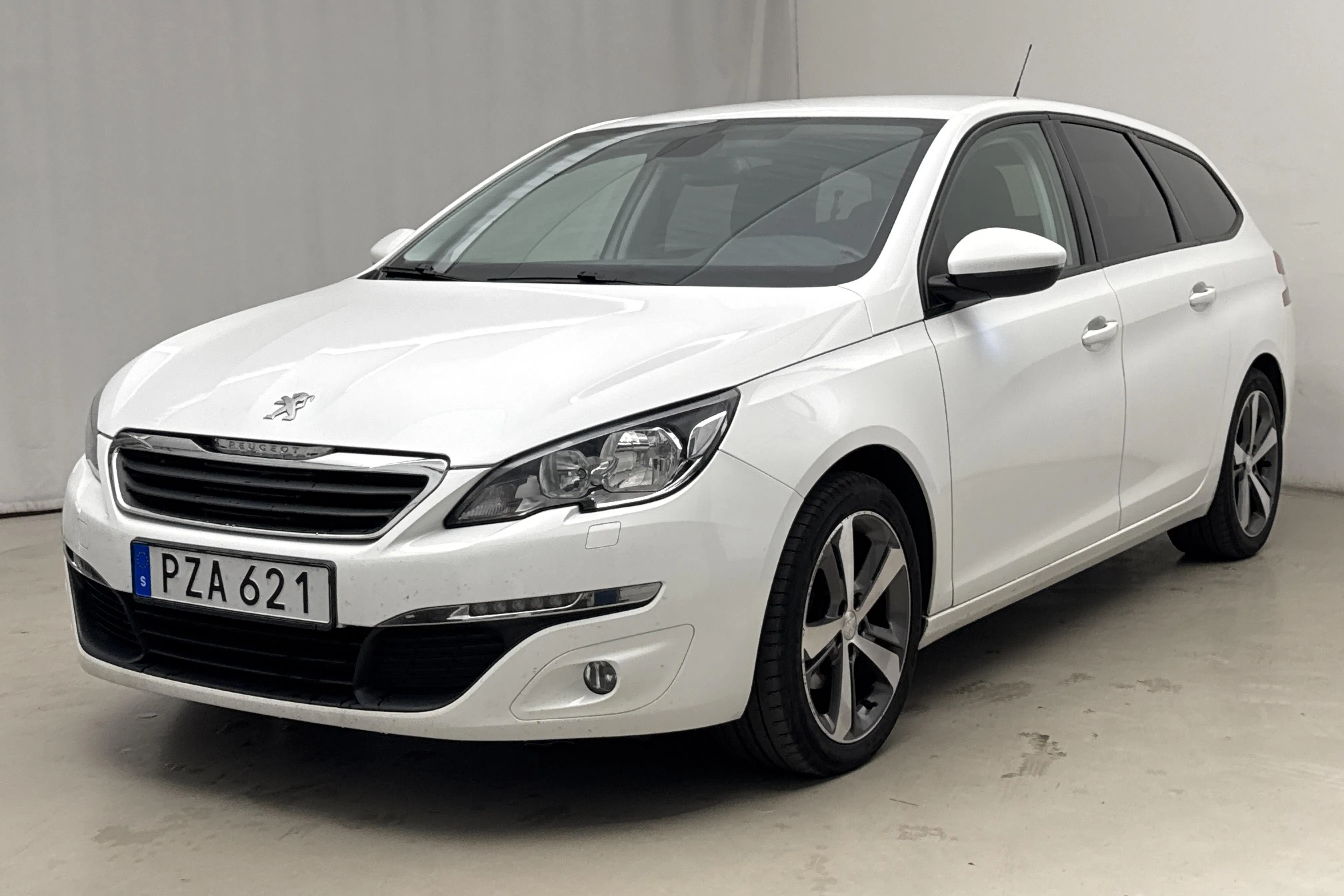 Presentation photo 1 of 15: Peugeot 308 SW PureTech (110hk) - 174 550 km - Manual - white - 2016
