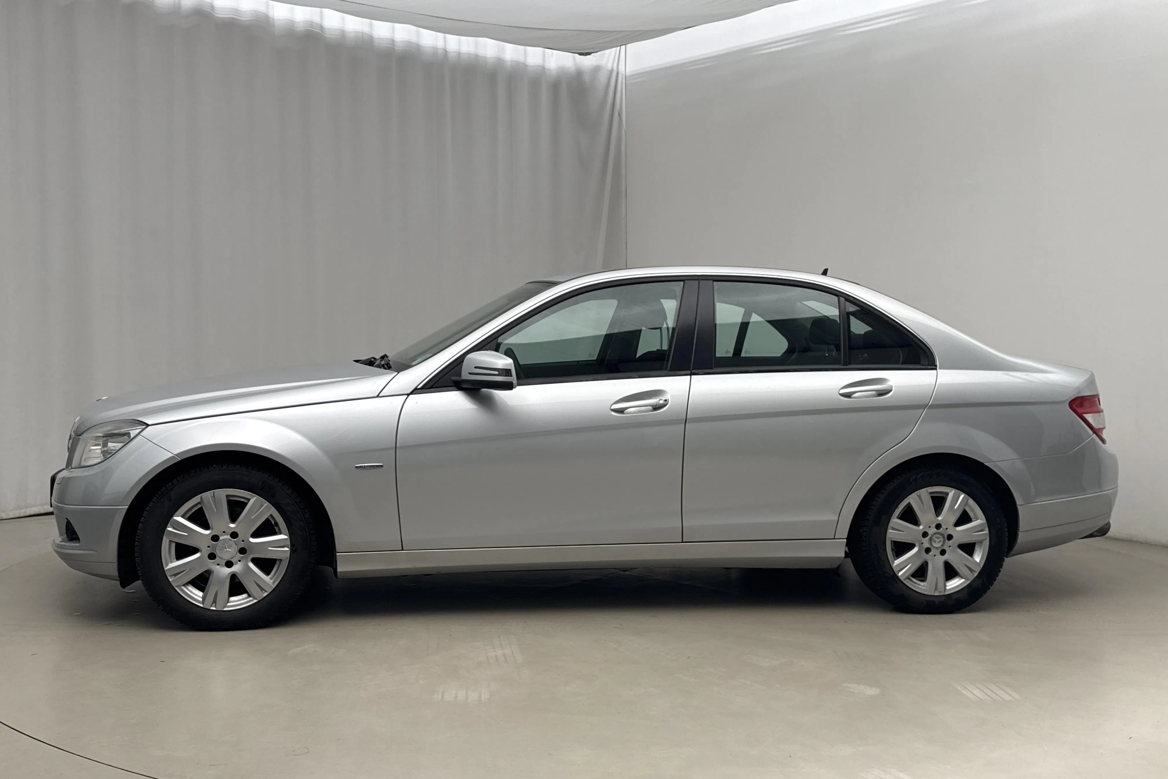 Presentationsfoto 2 av 15: Mercedes C 180 CGI BlueEfficiency W204 (156hk) - 18 202 mil - Automat - silver - 2010