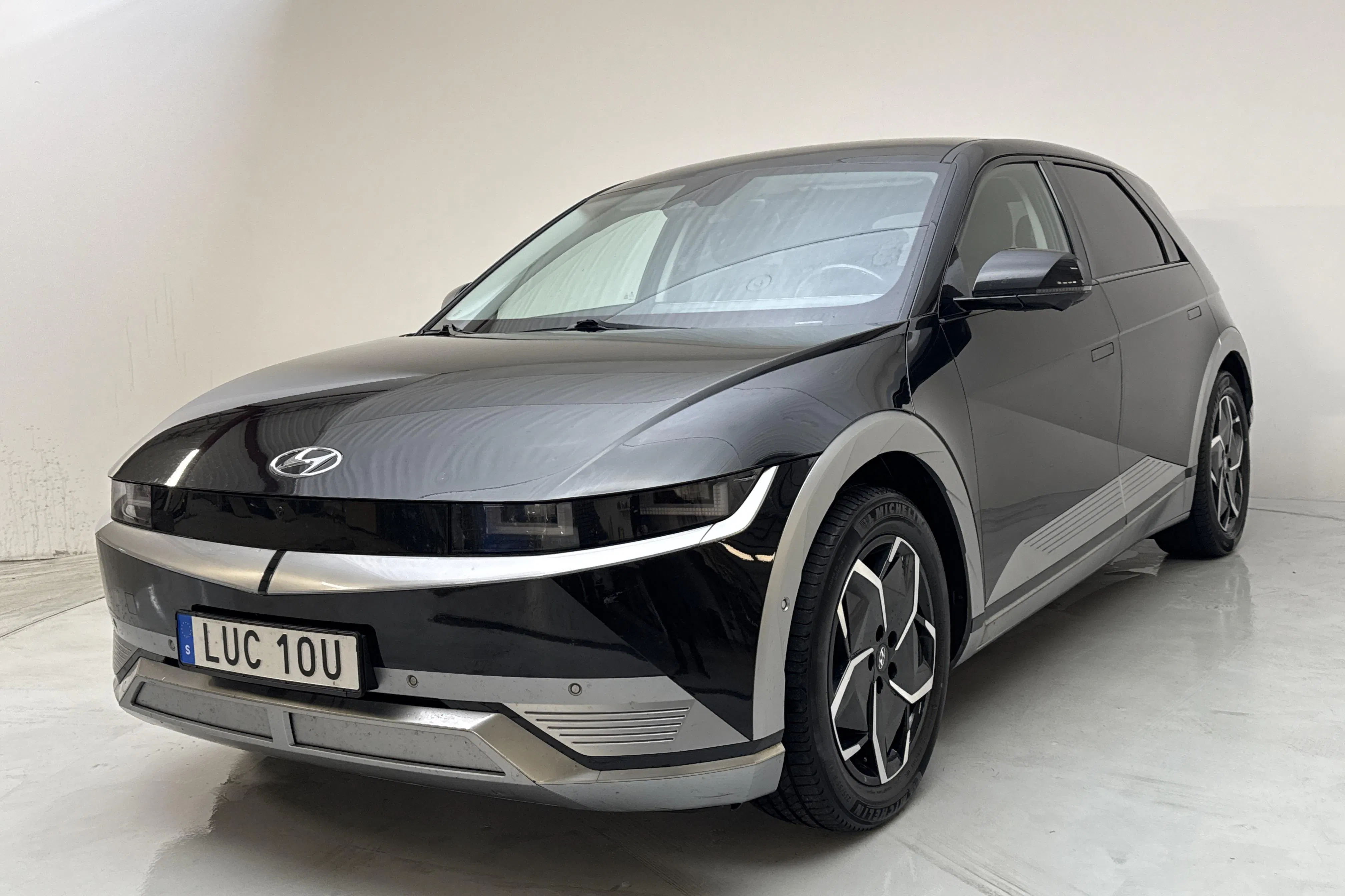Presentationsfoto 1 av 16: Hyundai IONIQ 5 73kWh (217hk) - 16 333 mil - Automat - svart - 2022