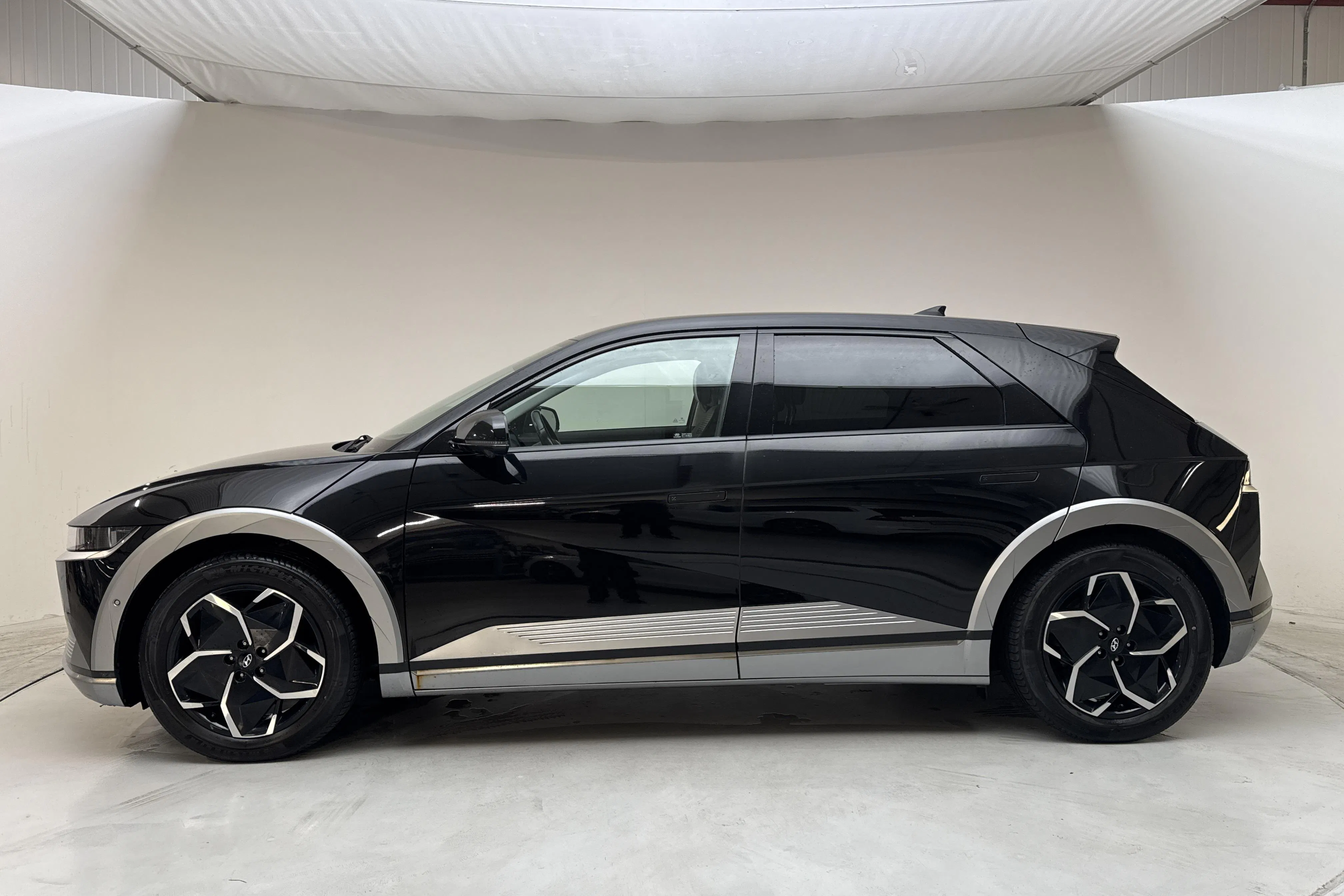 Presentationsfoto 2 av 16: Hyundai IONIQ 5 73kWh (217hk) - 16 333 mil - Automat - svart - 2022