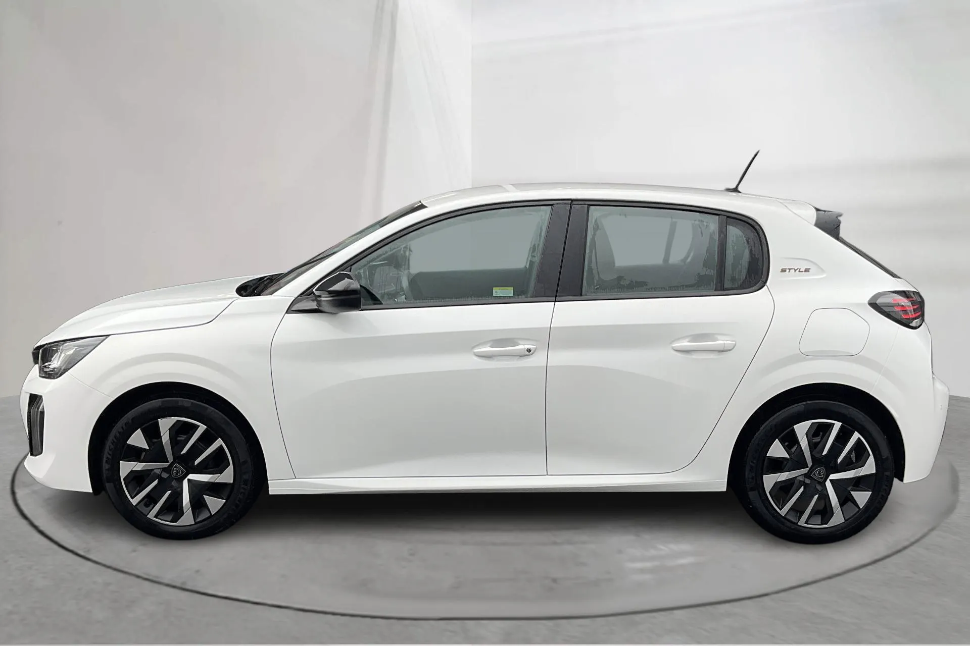Presentationsfoto 2 av 15: Peugeot 208 1.2 Hybrid 5dr (110hk) - 3 858 mil - Automat - vit - 2025