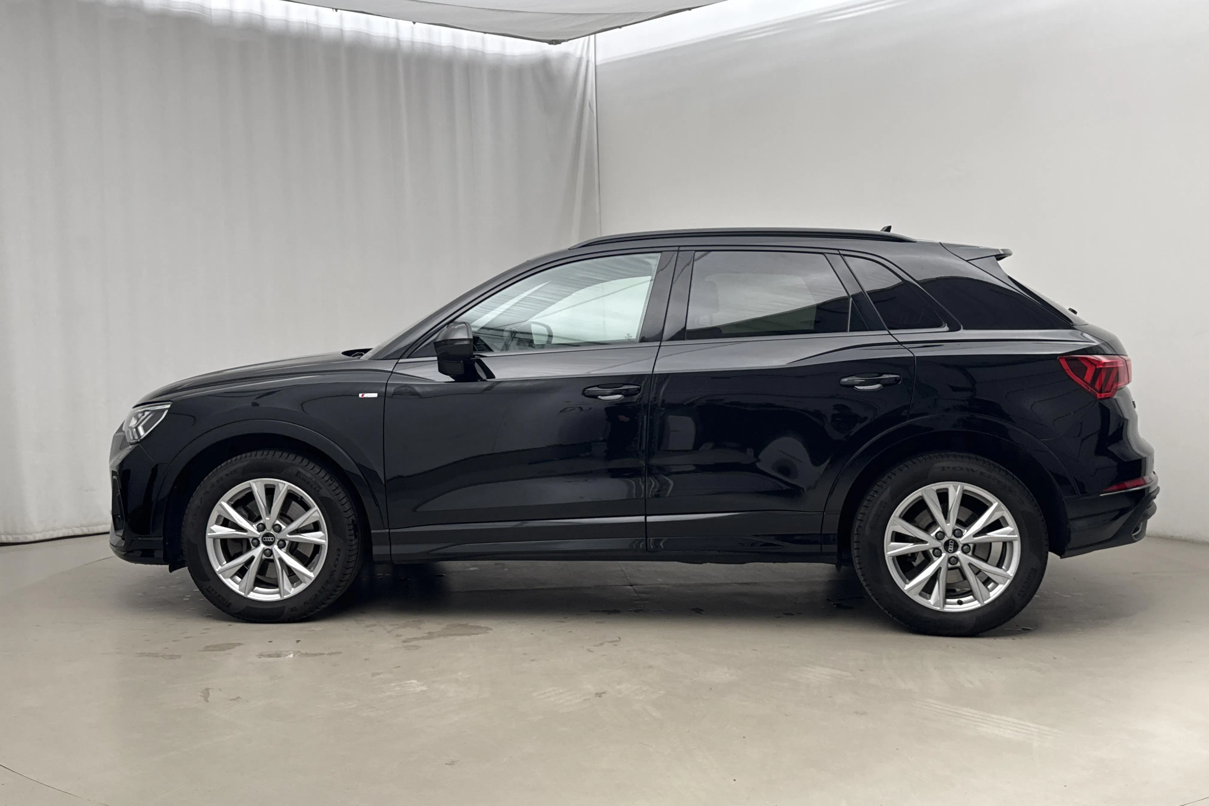 Presentationsfoto 2 av 18: Audi Q3 40 TDI quattro (200hk) - 7 838 mil - Automat - svart - 2024
