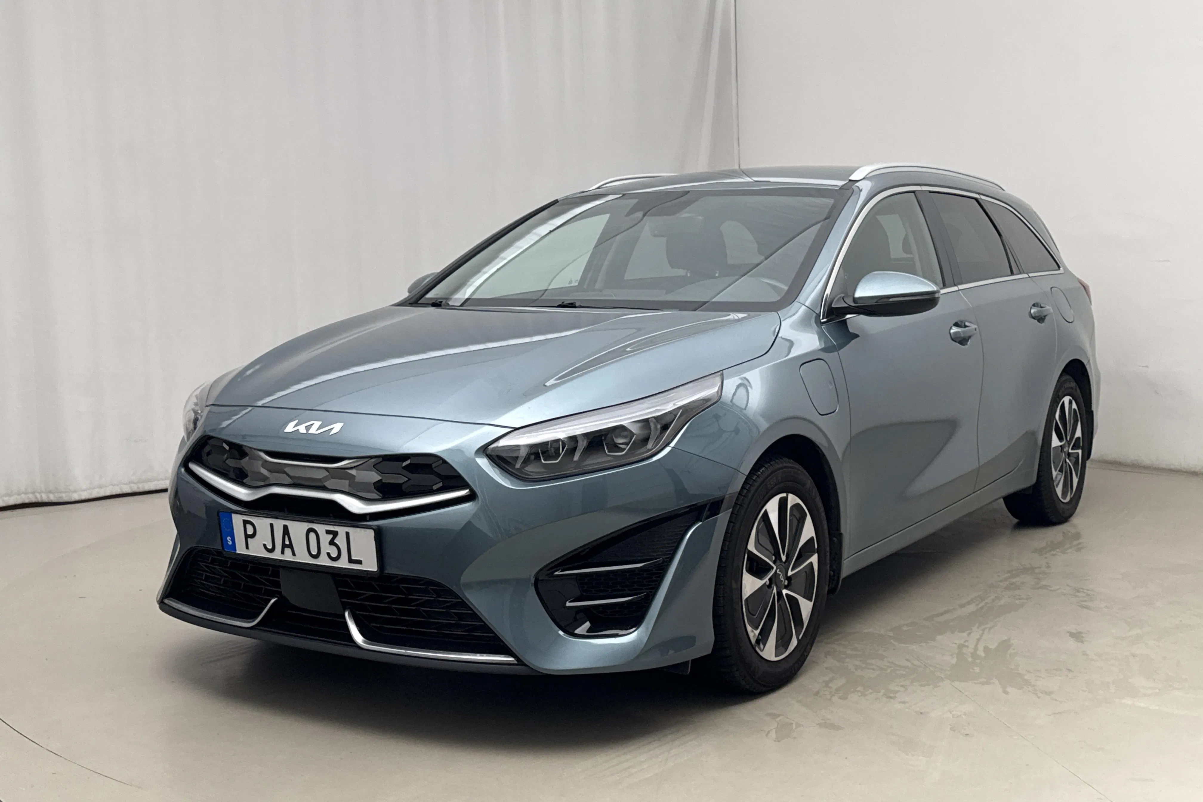Presentation photo 1 of 18: KIA Ceed 1.6 Plug-in Hybrid SW (141hk) - 45 680 km - Automatic - gray - 2023