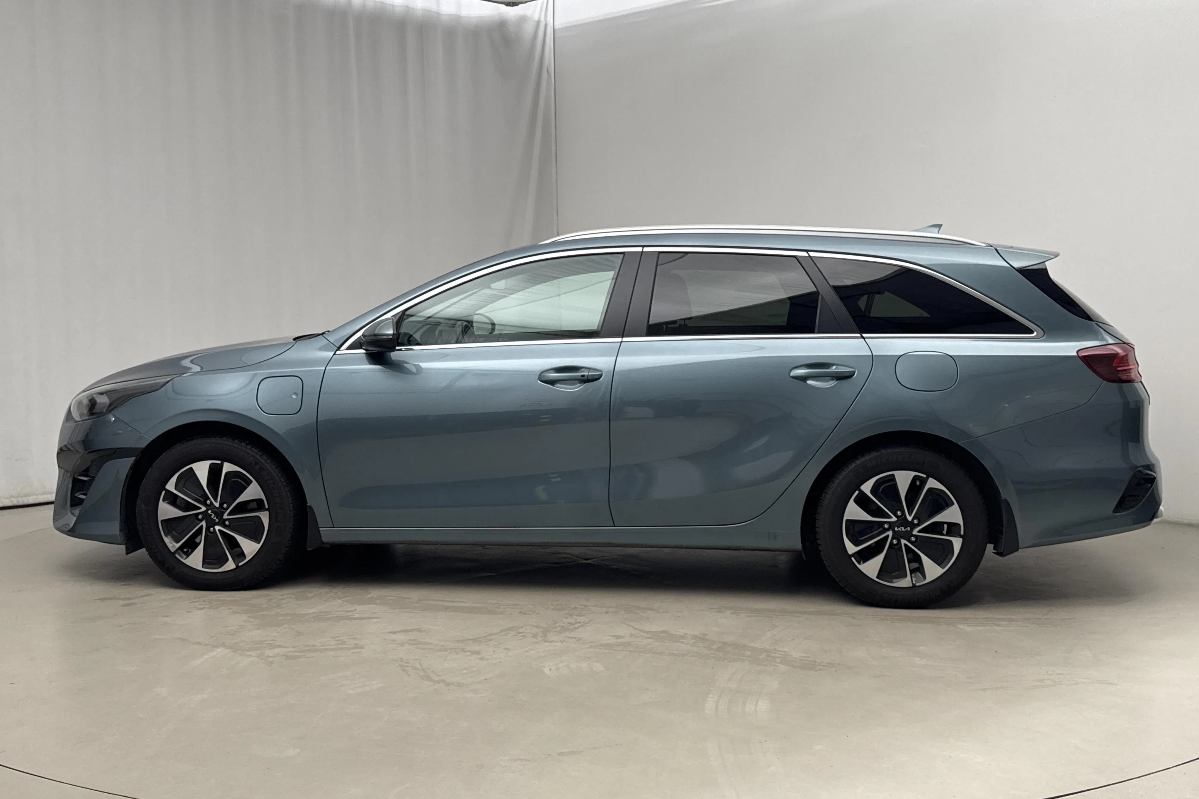 Presentation photo 2 of 18: KIA Ceed 1.6 Plug-in Hybrid SW (141hk) - 45 680 km - Automatic - gray - 2023