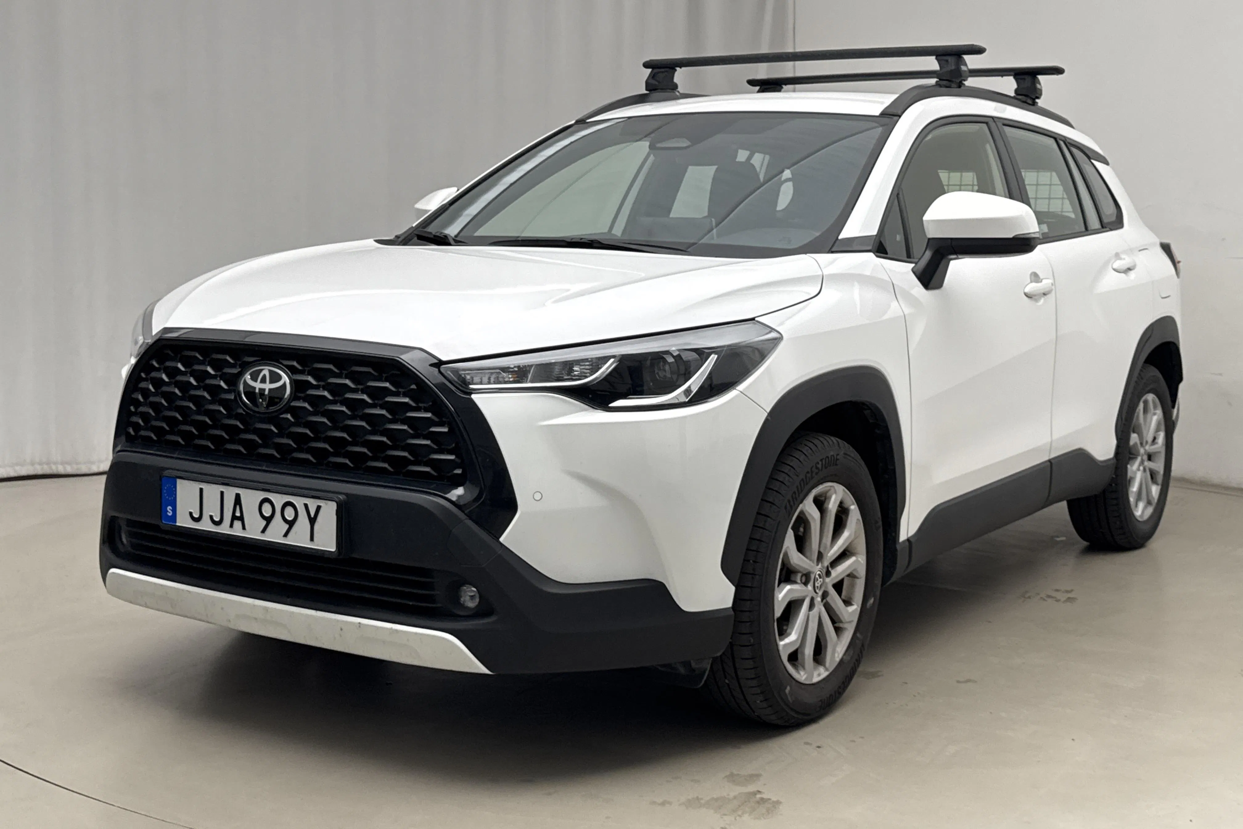 Presentationsfoto 1 av 15: Toyota Corolla Cross 2.0 AWD-i Elhybrid (197hk) - 4 343 mil - Automat - vit - 2024