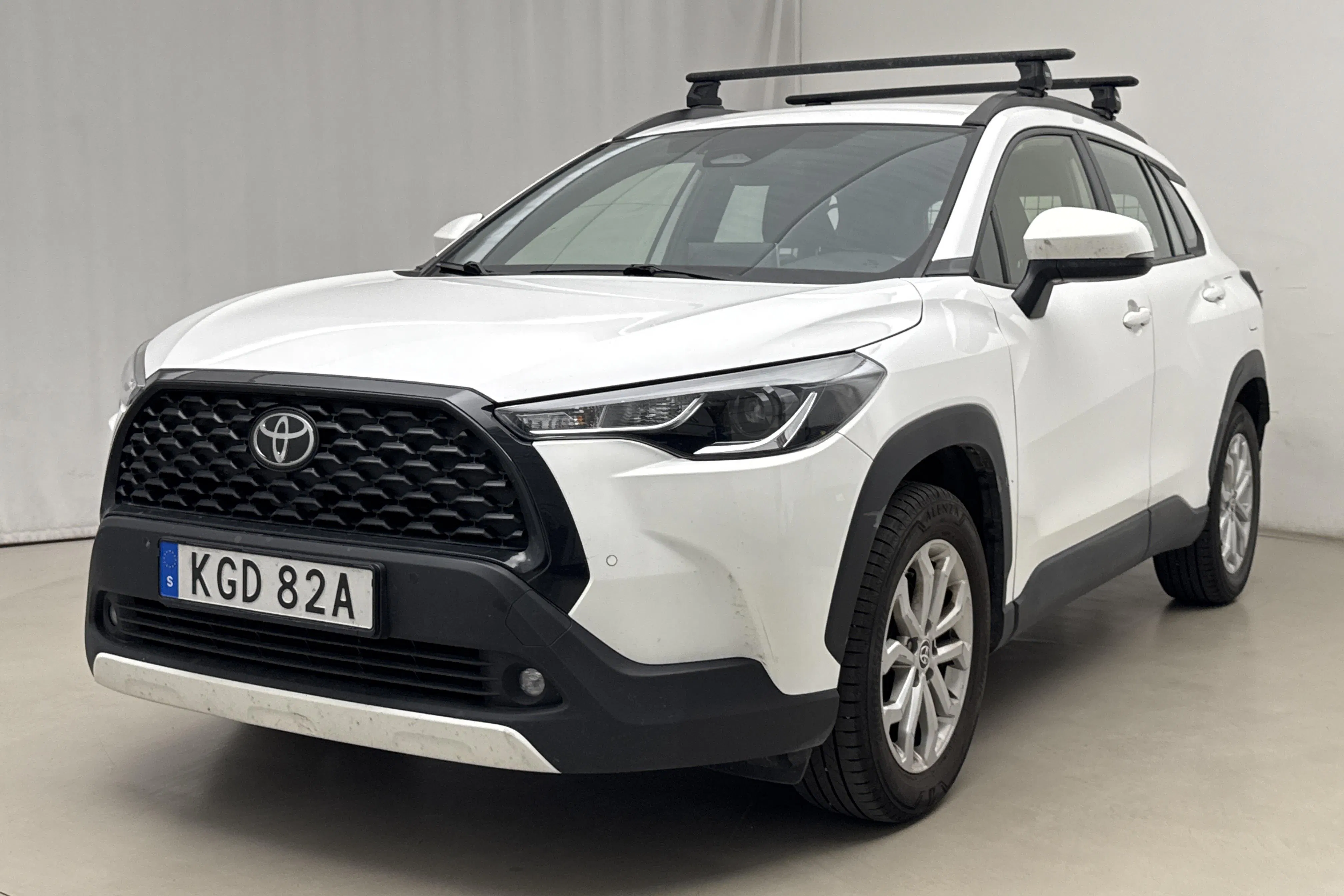 Presentationsfoto 1 av 16: Toyota Corolla Cross 2.0 AWD-i Elhybrid (197hk) - 6 670 mil - Automat - vit - 2024