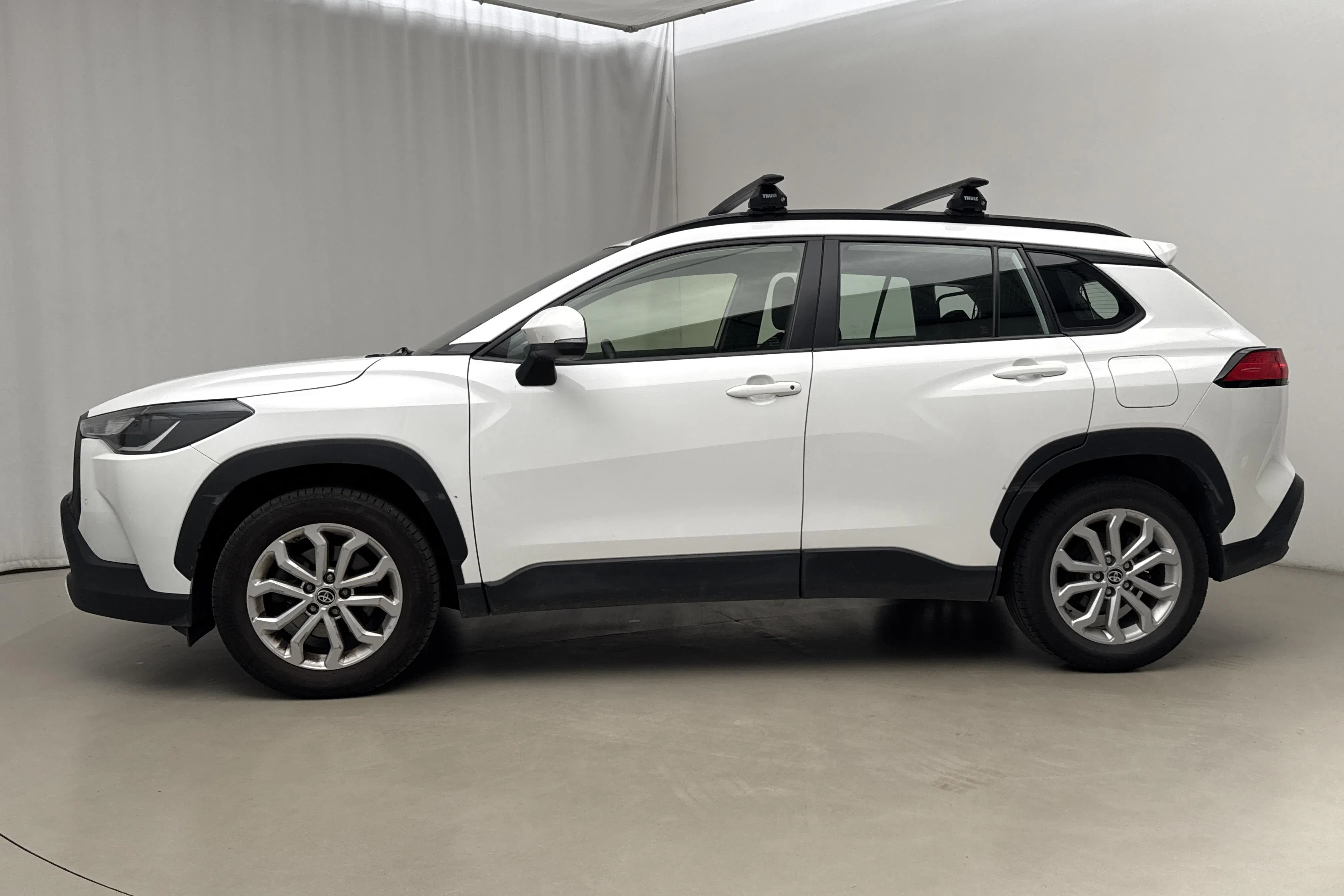 Presentationsfoto 2 av 16: Toyota Corolla Cross 2.0 AWD-i Elhybrid (197hk) - 6 670 mil - Automat - vit - 2024