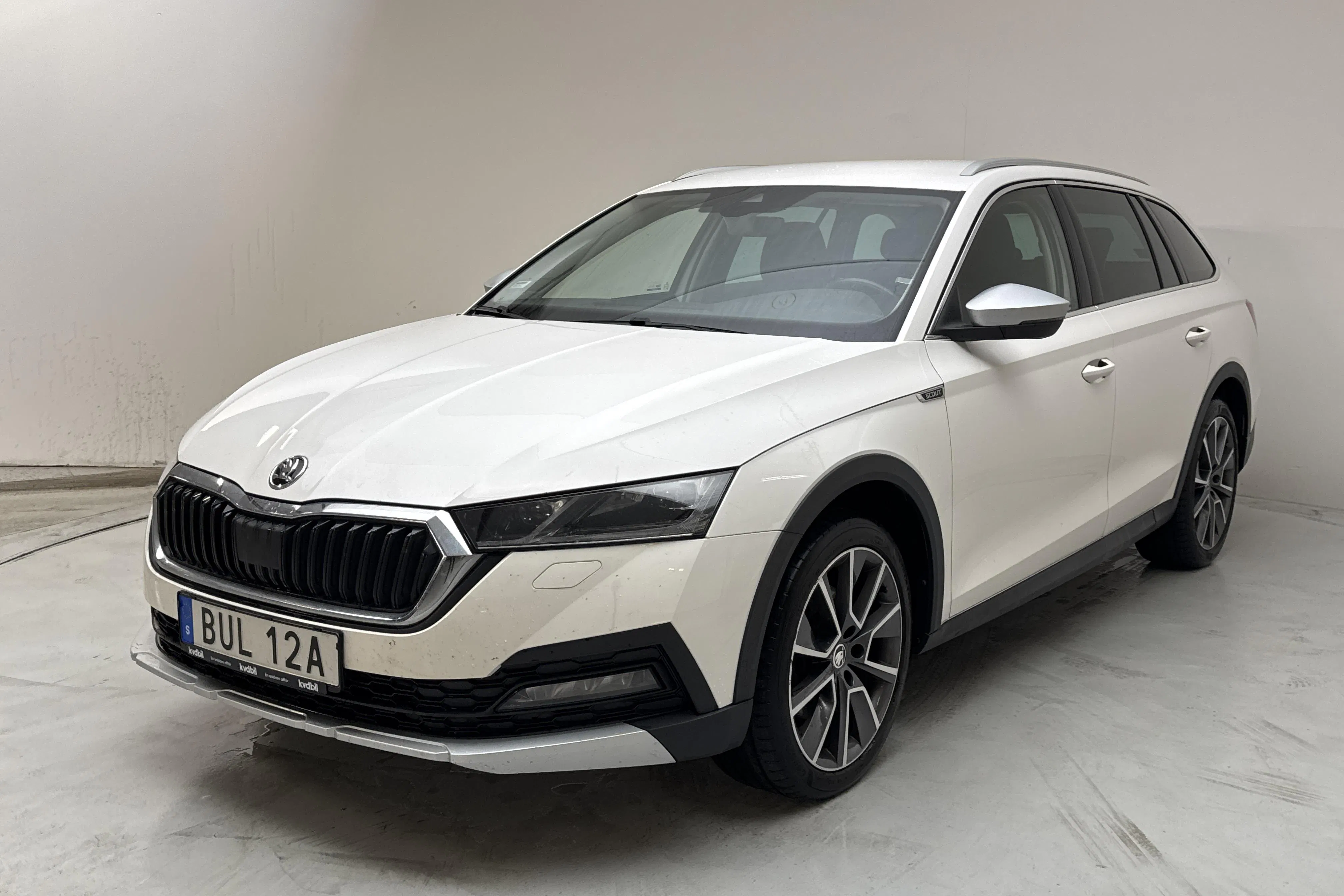 Presentationsfoto 1 av 14: Skoda Octavia Scout 2.0 TDI 4X4 (150hk) - 16 235 mil - Automat - vit - 2023