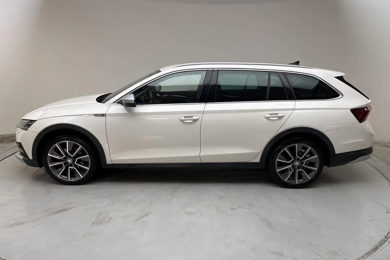 Presentationsfoto 2 av 14: Skoda Octavia Scout 2.0 TDI 4X4 (150hk) - 16 235 mil - Automat - vit - 2023