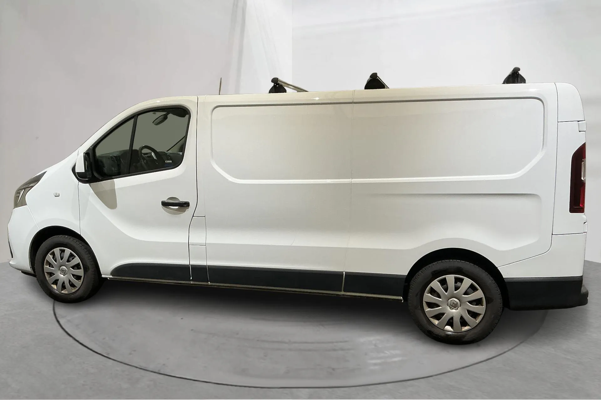 Presentationsfoto 2 av 12: Renault Trafic 2.0 dCi Skåp (145hk) - 5 401 mil - Automat - vit - 2021
