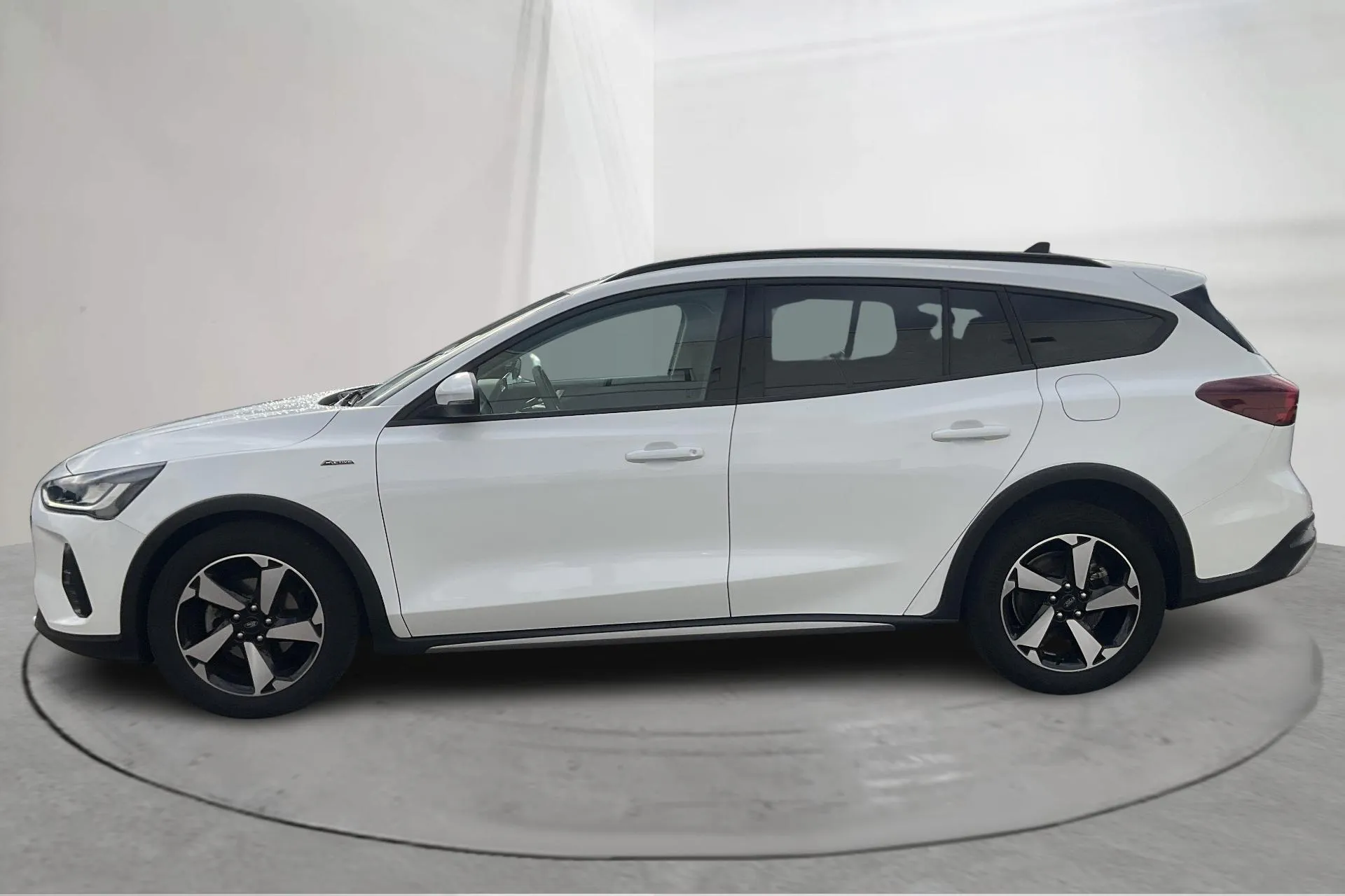 Presentationsfoto 2 av 17: Ford Focus 1.0T EcoBoost E85 MHEV Kombi (125hk) - 8 328 mil - Automat - vit - 2023