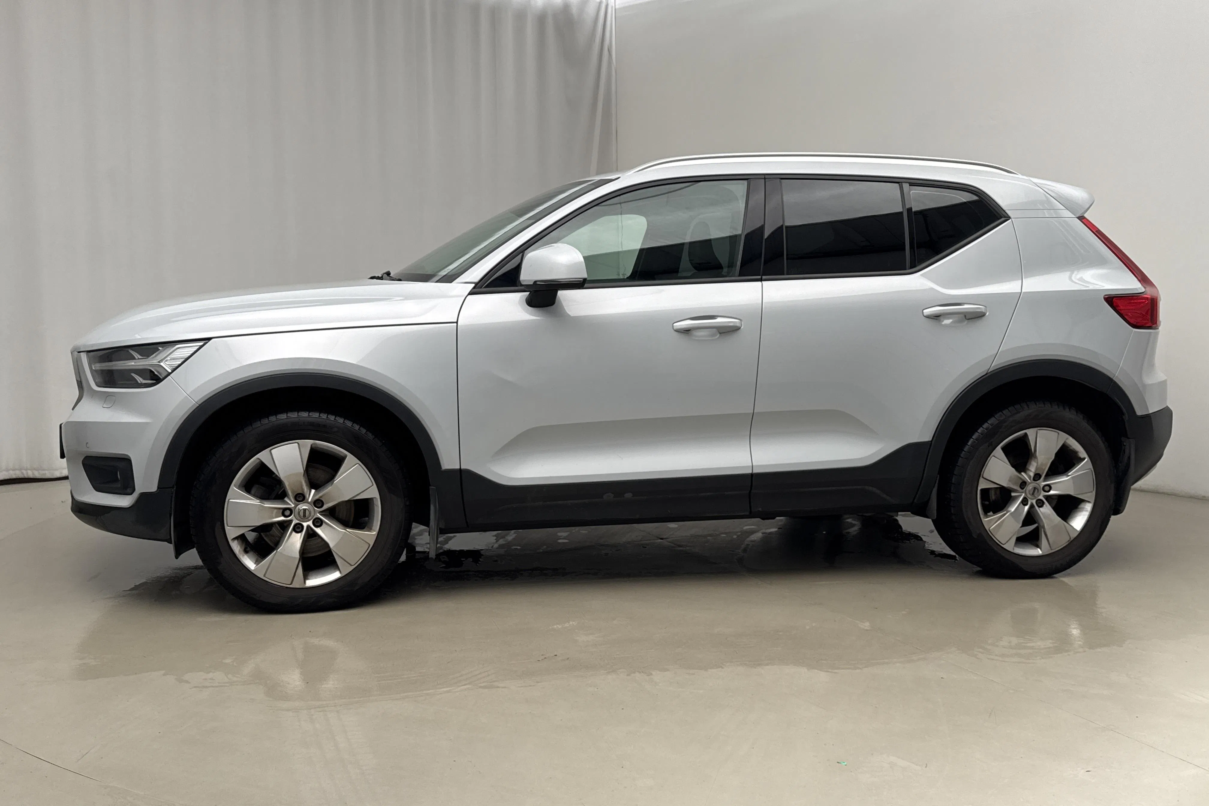 Presentationsfoto 2 av 21: Volvo XC40 B4 AWD (197hk) - 18 885 mil - Automat - silver - 2021