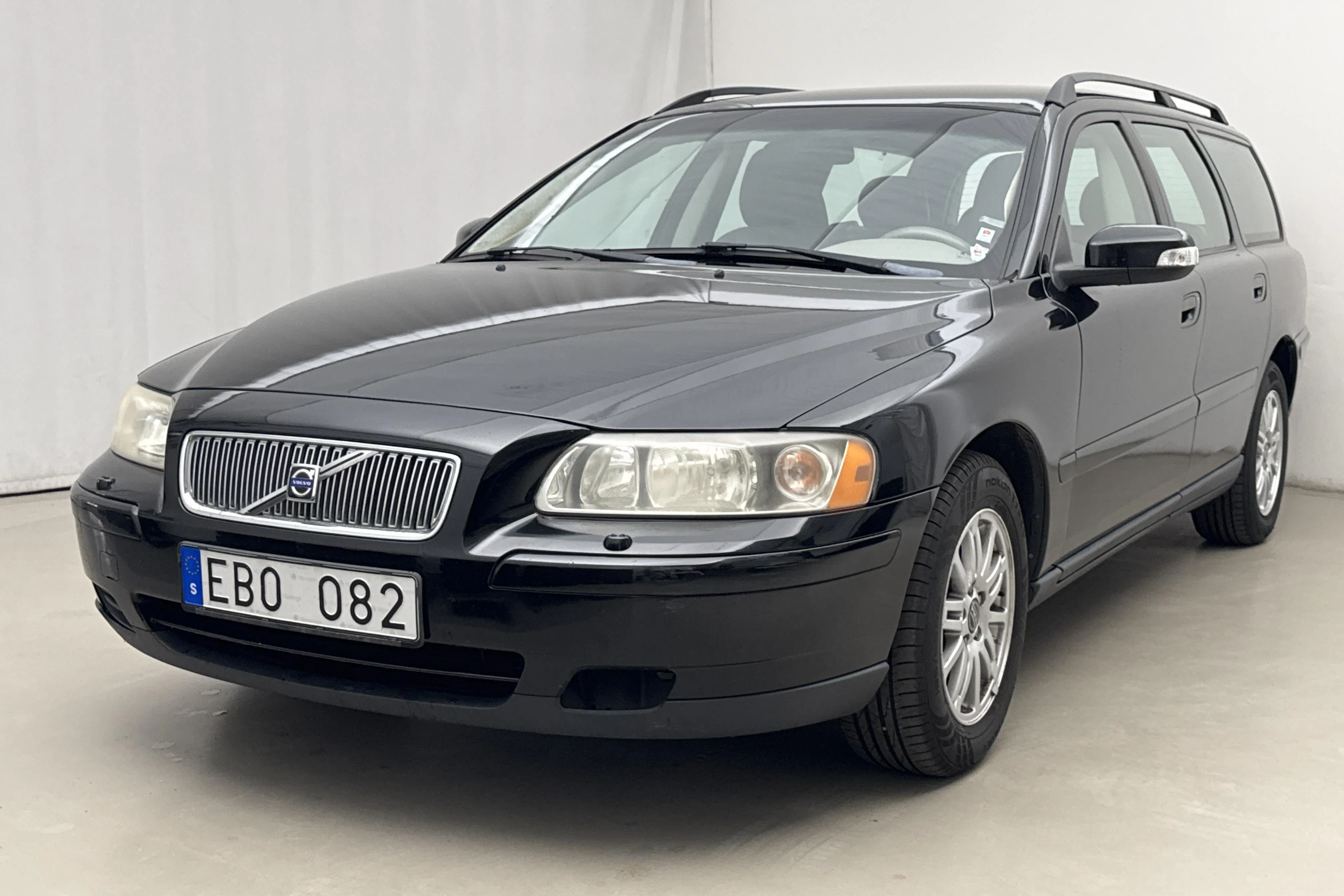 Presentationsfoto 1 av 16: Volvo V70 2.4 (170hk) - 15 583 mil - Manuell - svart - 2007