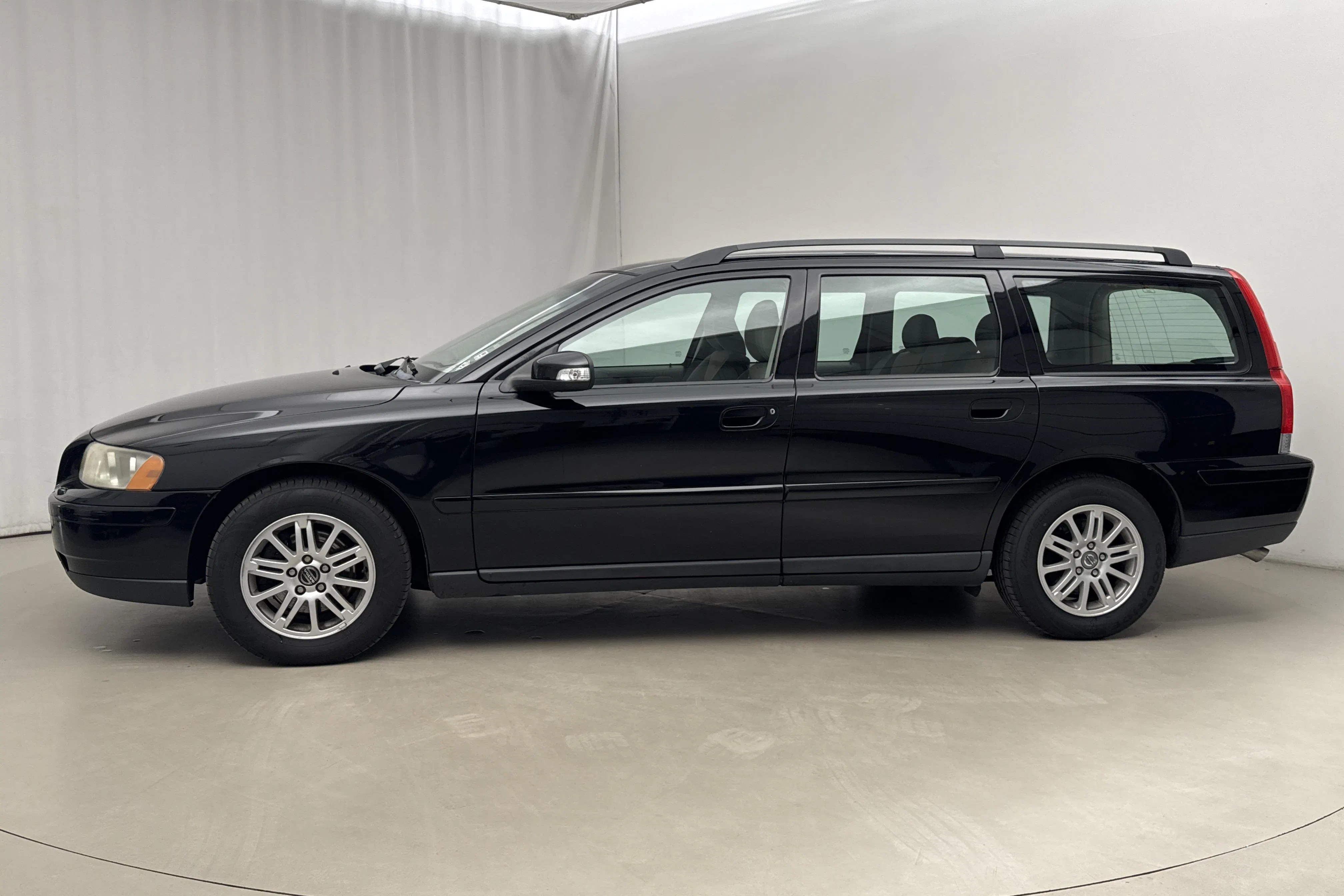 Presentationsfoto 2 av 16: Volvo V70 2.4 (170hk) - 15 583 mil - Manuell - svart - 2007