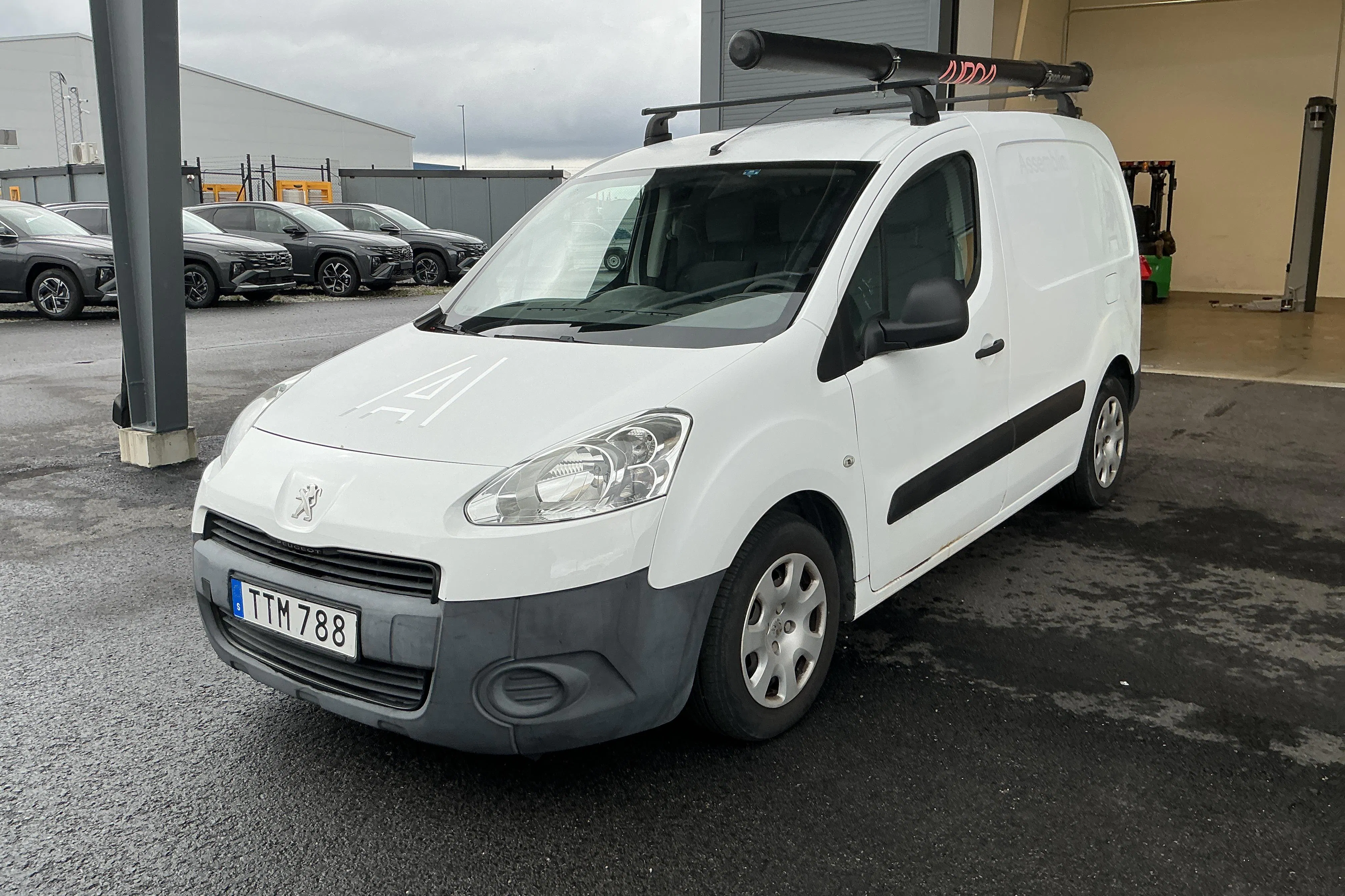 Presentationsfoto 1 av 14: Peugeot Partner 1.6 e-HDI Skåp (90hk) - 11 612 mil - Manuell - vit - 2014