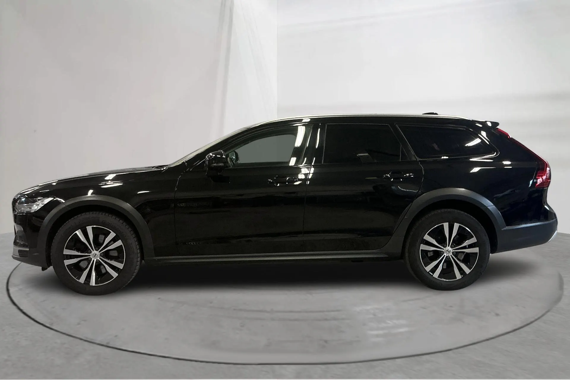 Presentationsfoto 2 av 18: Volvo V90 B4 Cross Country AWD Mildhybrid, Diesel (197hk) - 19 755 mil - Automat - svart - 2021