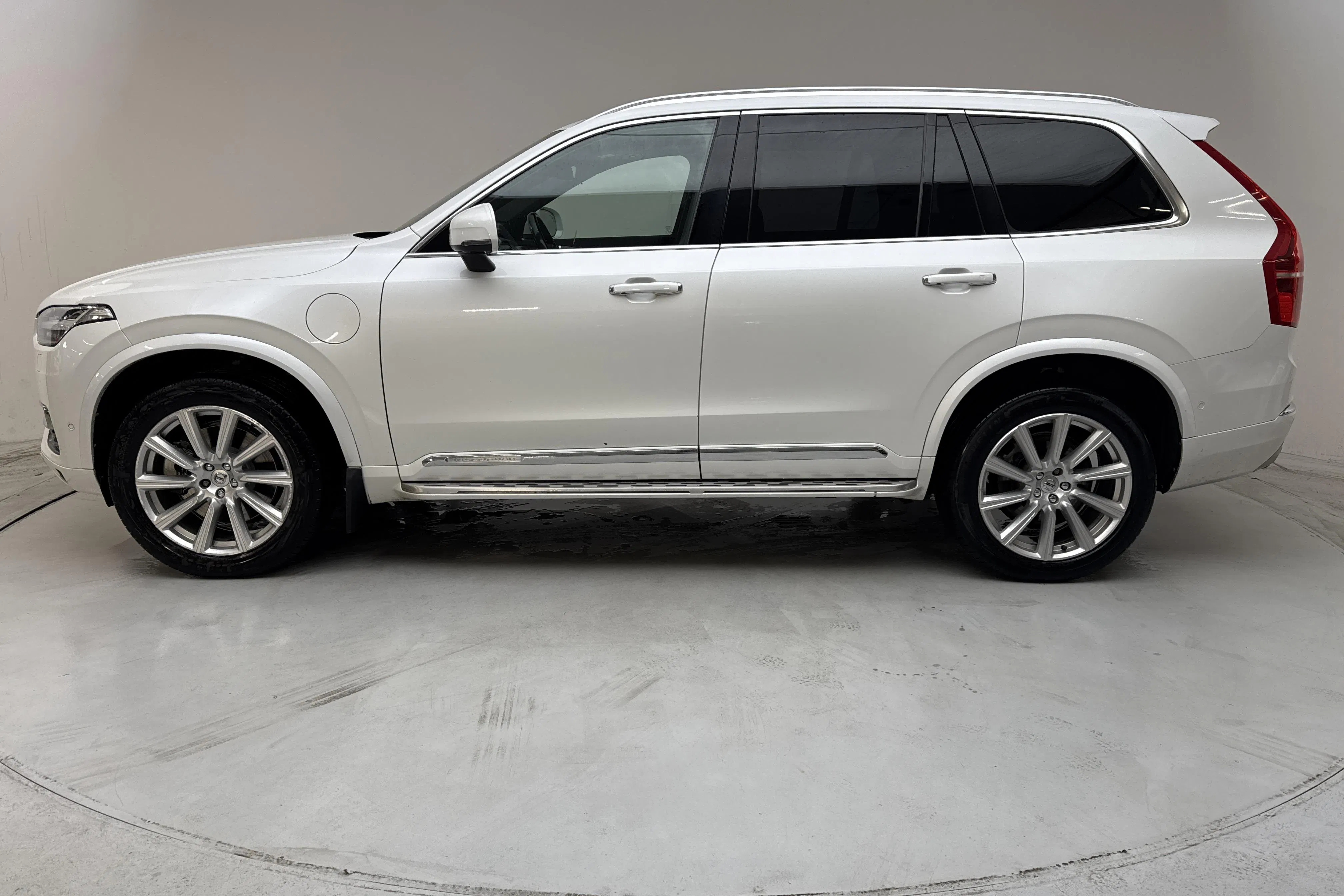 Presentationsfoto 2 av 20: Volvo XC90 T8 AWD Twin Engine (400hk) - 25 630 mil - Automat - vit - 2017